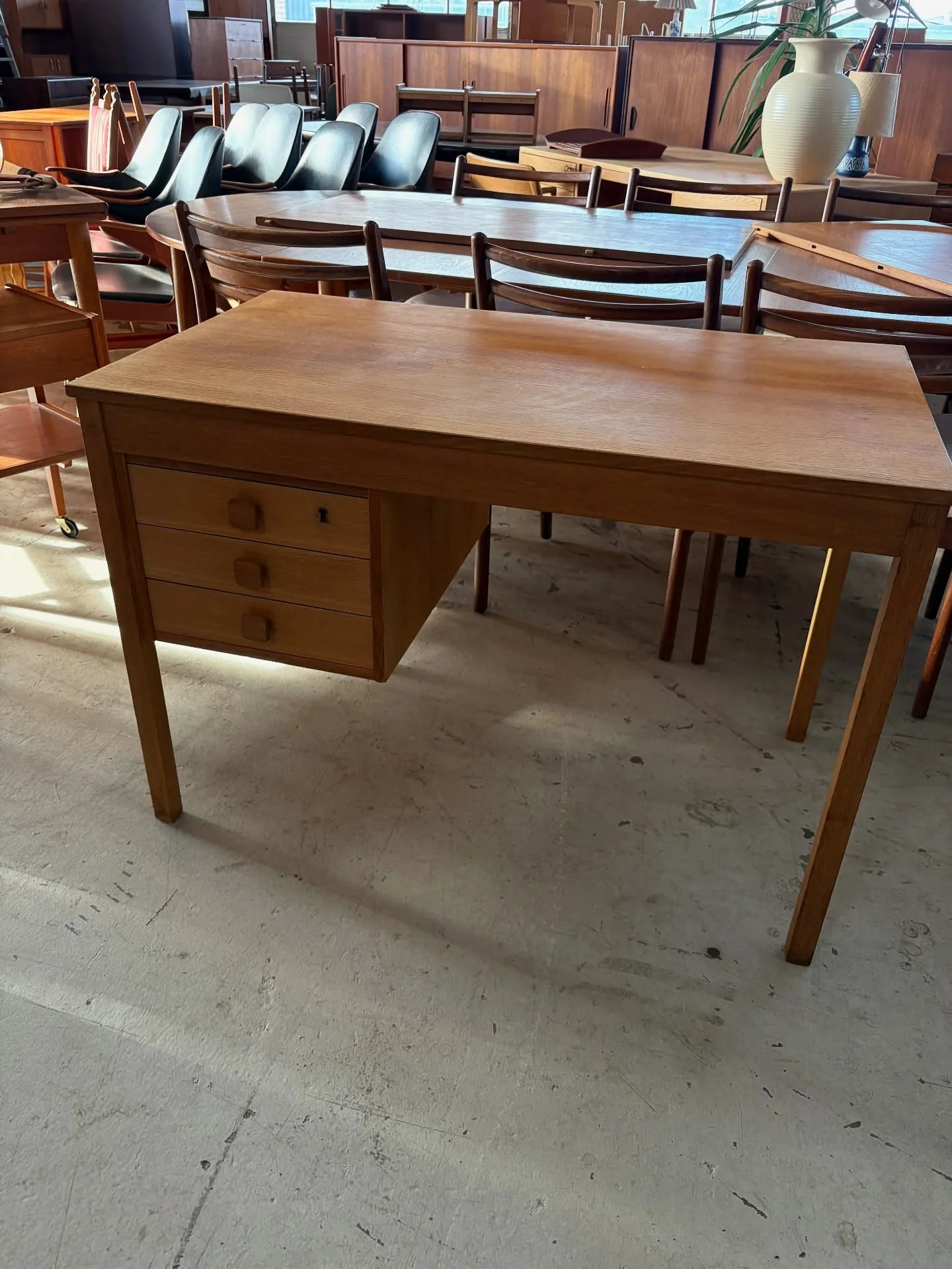 Skrivebord i eg.

Møbelfabrikken Domino 60’erne.

L 104 B 59 H 73 cm

kr. 1.200,-

#skriv…