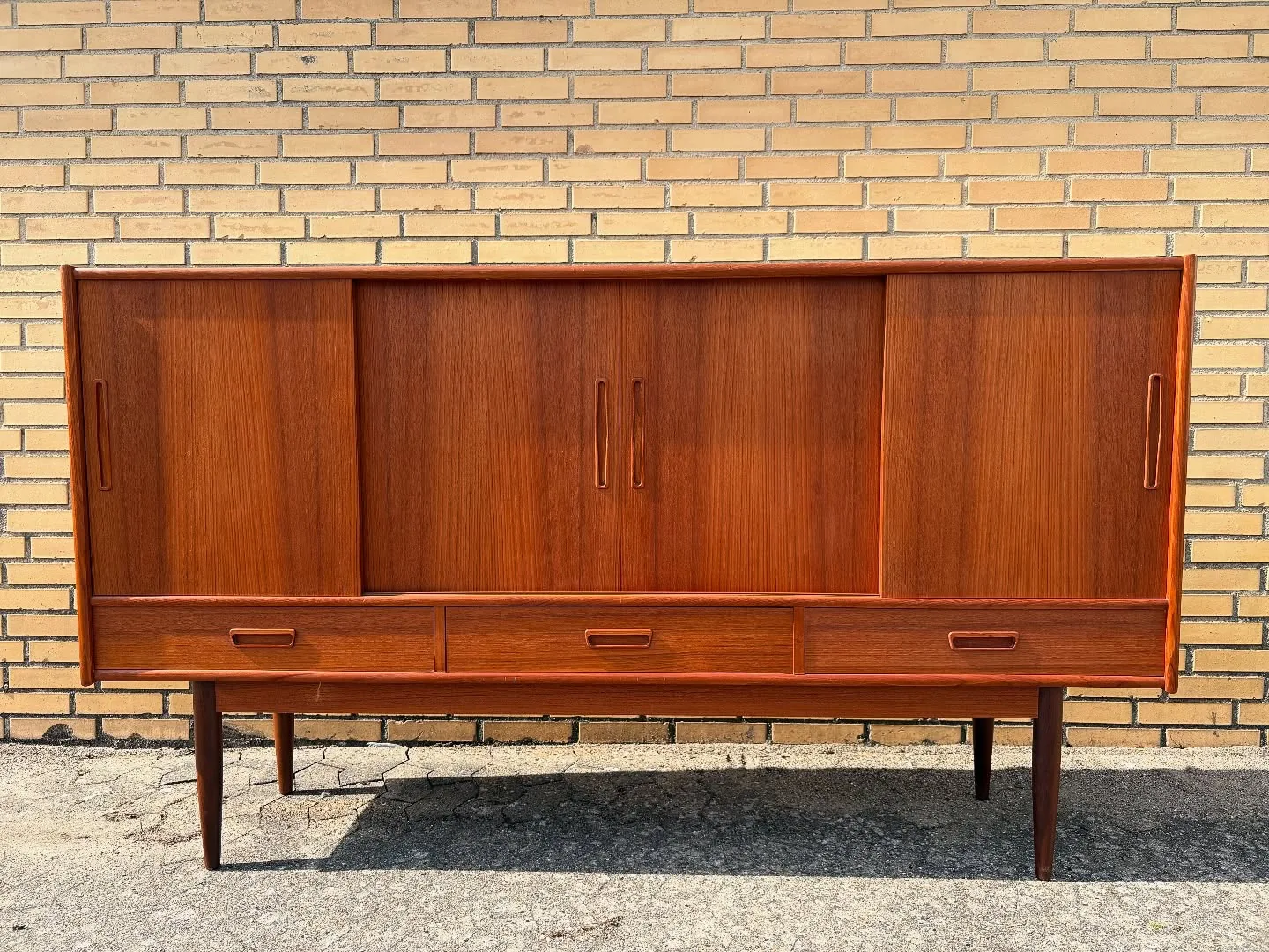 Teak skænk

Dansk 60’erne, skydelåger med hylder og skuffer bag. 3 skuffer. Monteret på h…