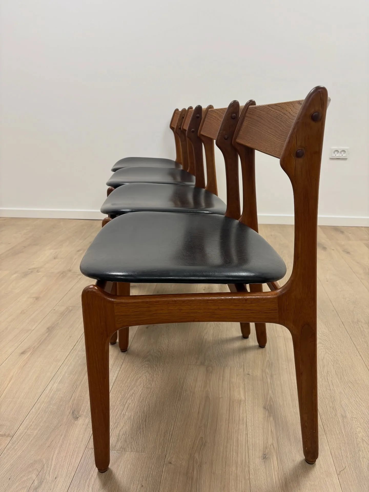 Erik Buch

Teak stole, fremstillet hos Oddense Maskinsnedkeri 60’erne.
Flot vintage stand…