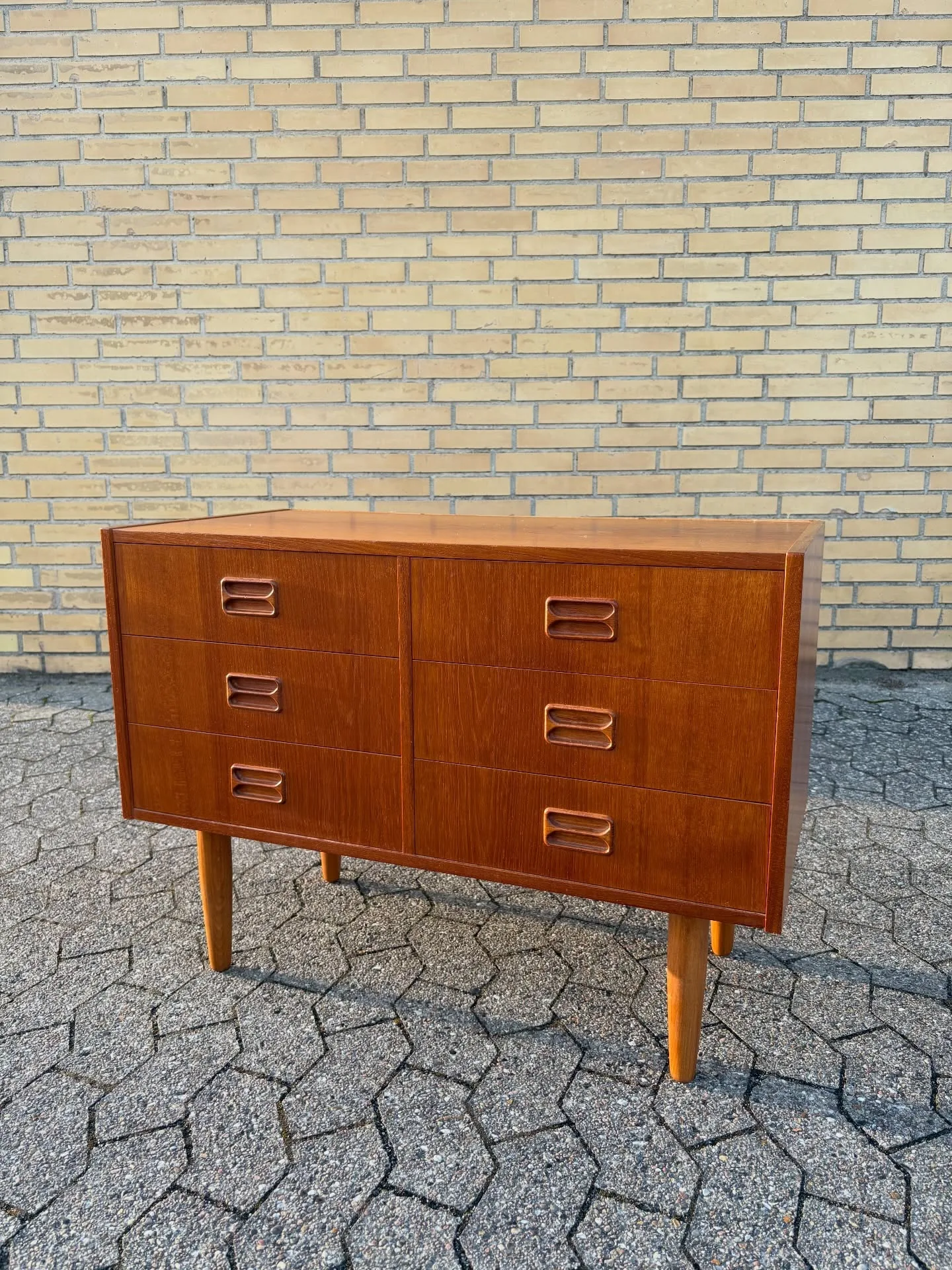 Teak kommode 

Dansk producent 60’erne, 6 skuffer, monteret på runde tilspidsede ben.

L …