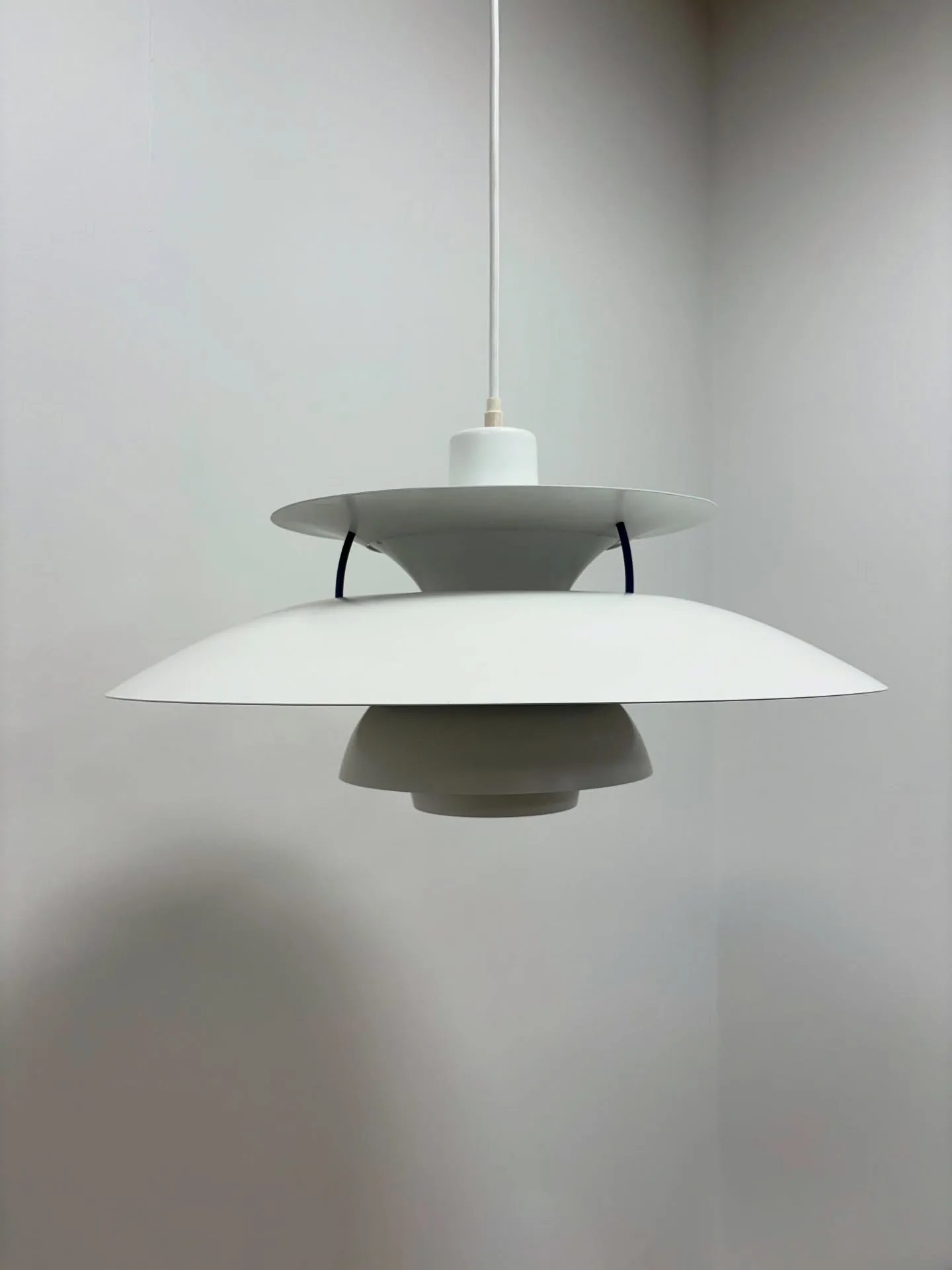 PH 5 Loftspendel.

Ældre i fin stand, nye stofledninger, flere på lager.

Stk. kr. 1.900,…