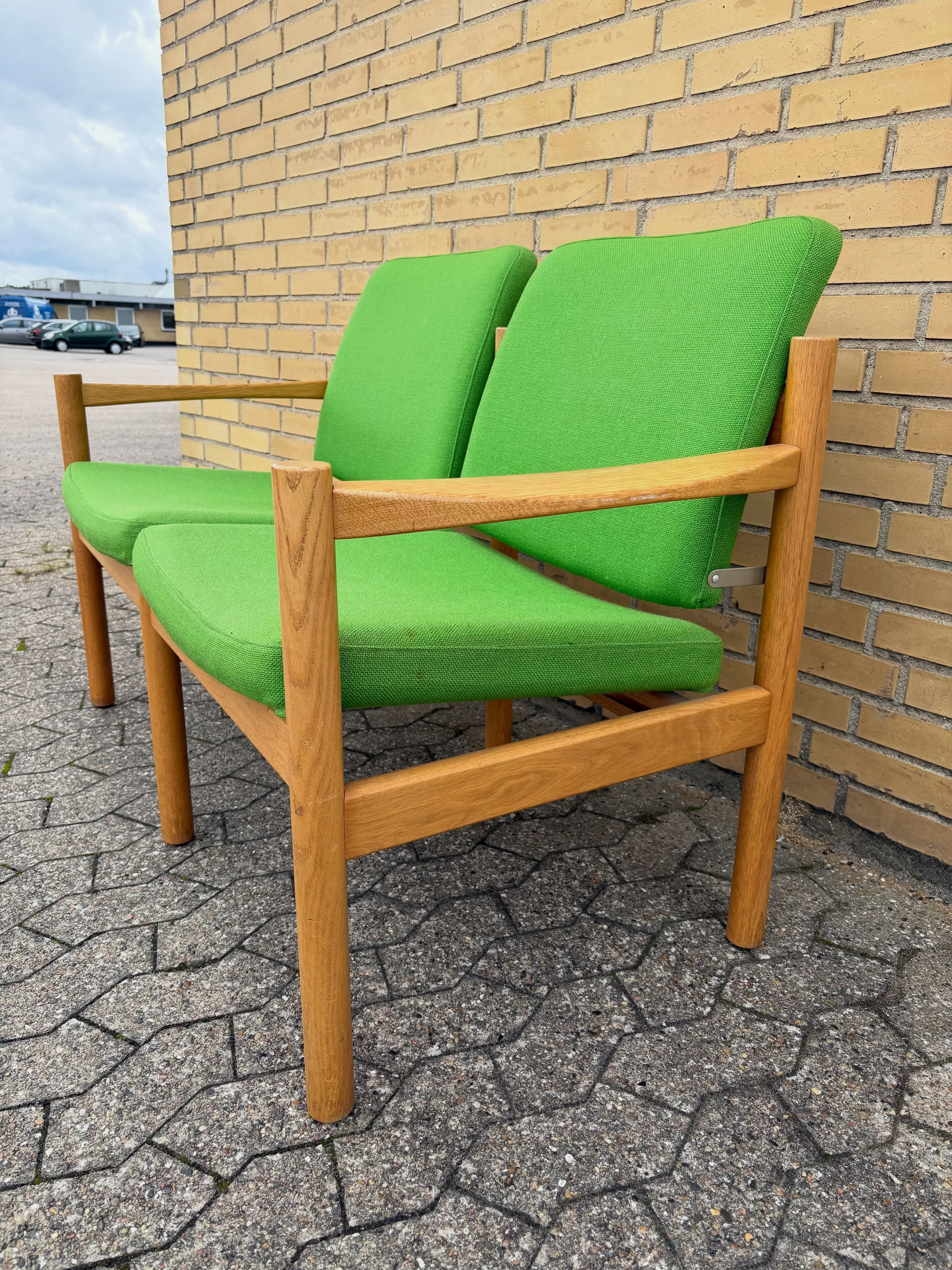 Skive Møbelfabrik 

2 personers sofa, fremstillet i massiv eg 60’erne.
Fin stand, lettere…