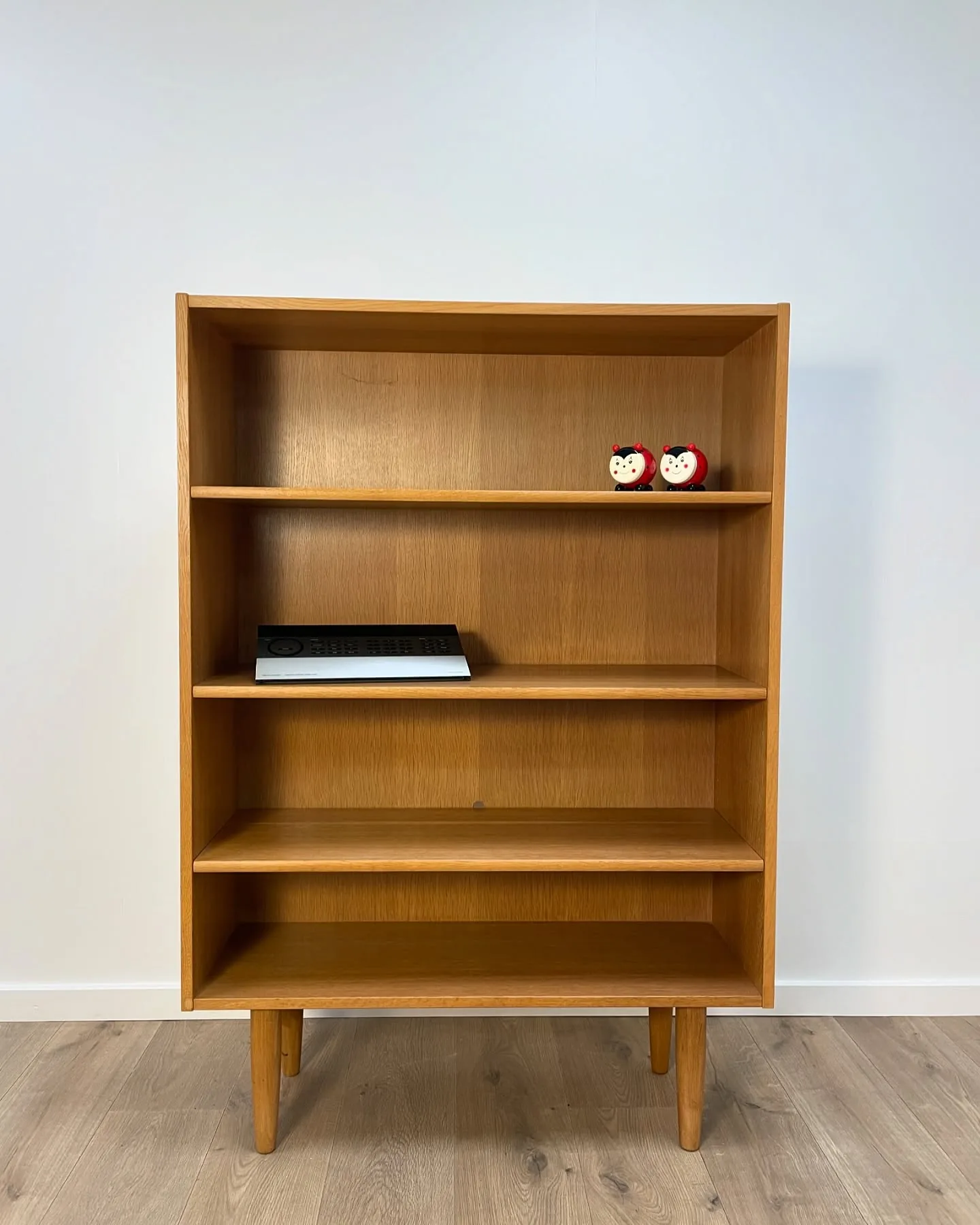 Bogreol eg 

Flytbare hylder, runde tilspidsede ben, dansk 60’erne.

B 87 D 30 H 127 cm

…