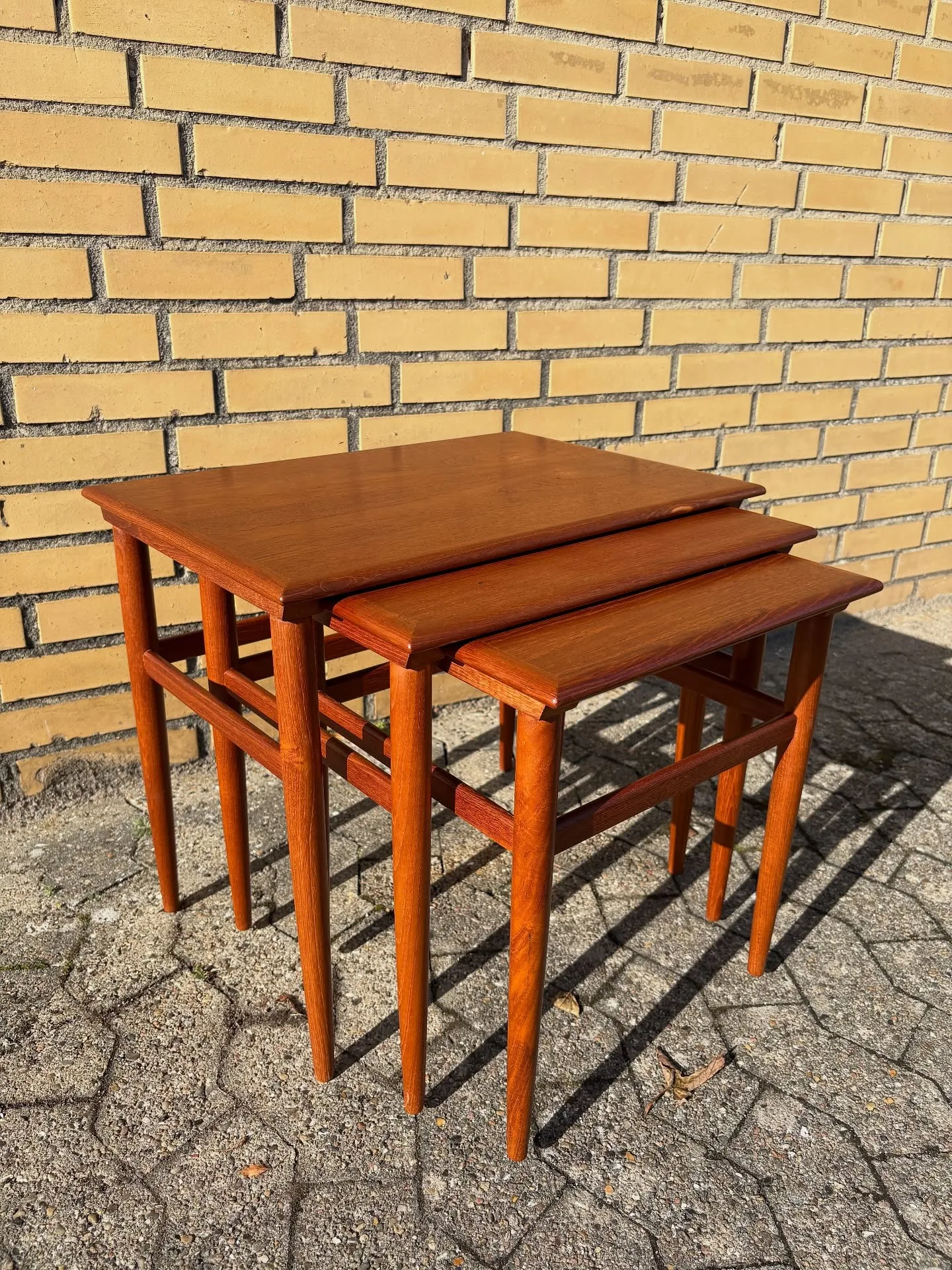 Teak indskudsborde 

Dansk producent 60’erne.
Massive kantlister, høje runde tilspidsede …