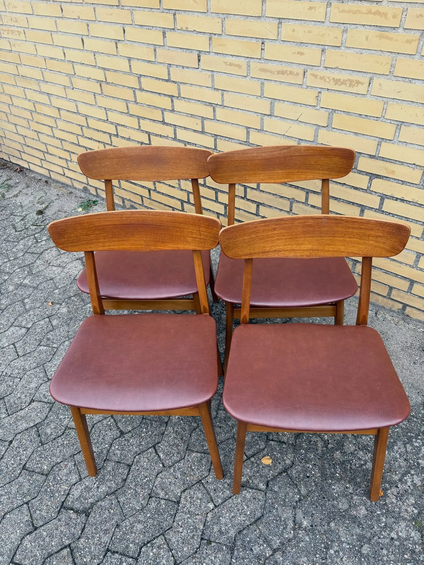 Teak stole 

Findahls Møbelfabrik 60’erne. Betræk i cognac farvet skai, den ene med lille…