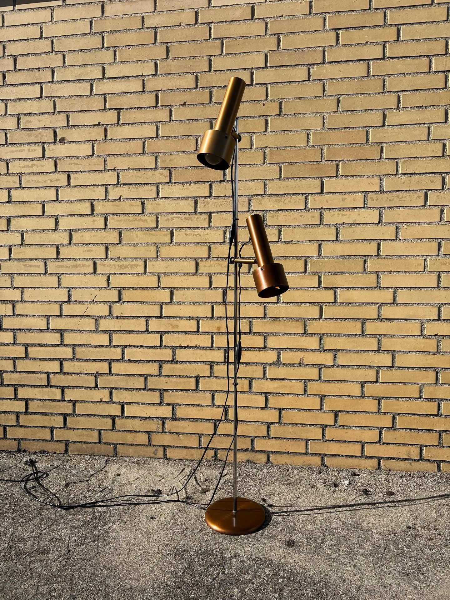 Standerlampe.

Dansk 60’erne, 2 olivenfarvet spots, ledning med afbryder.

kr. 800,-

#st…