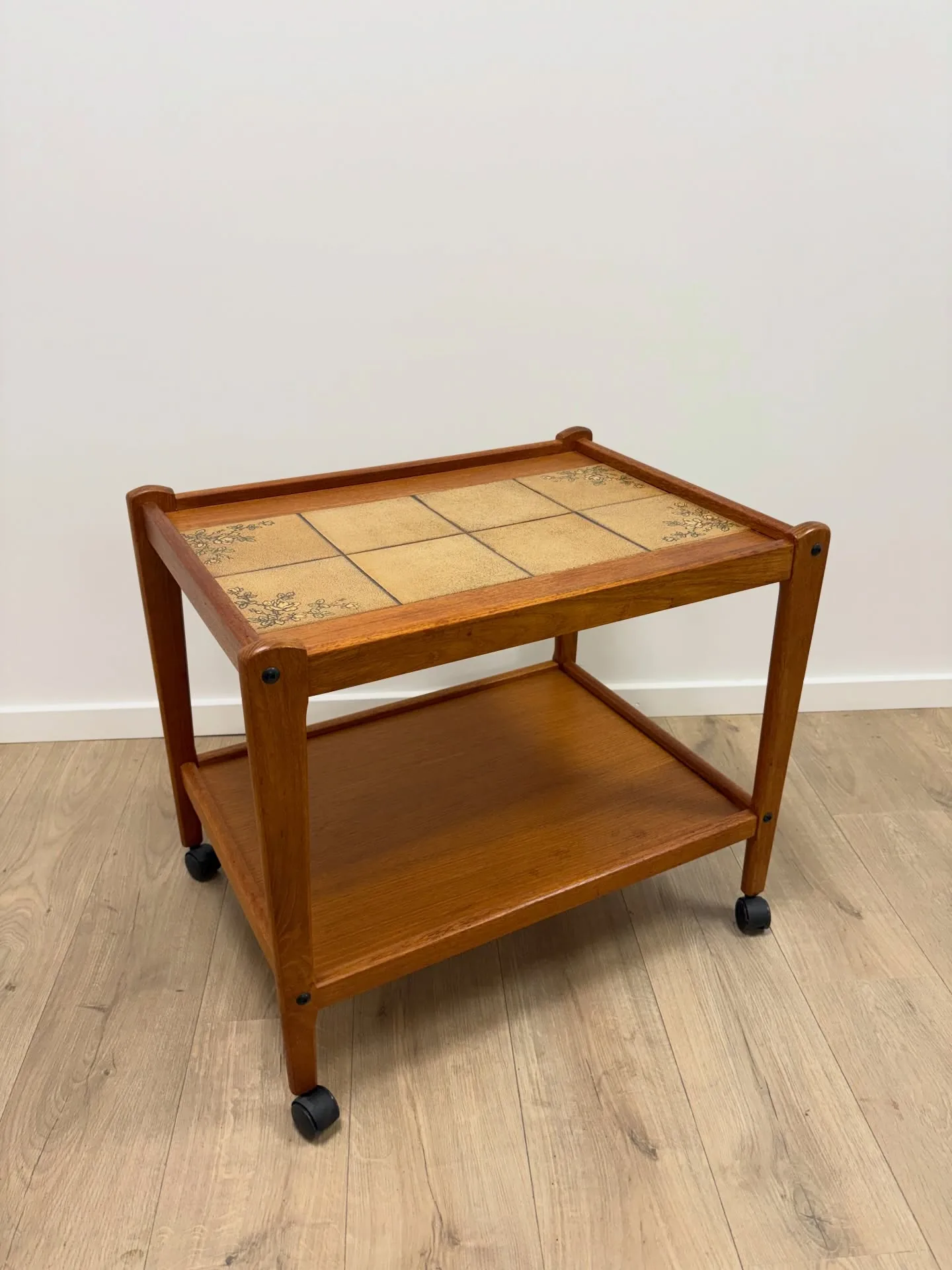 Serveringsvogn teak.

Brdr. Furbo 70’erne.

L 67 B 48 H 57 cm

Pb info.

#servingcart #te…