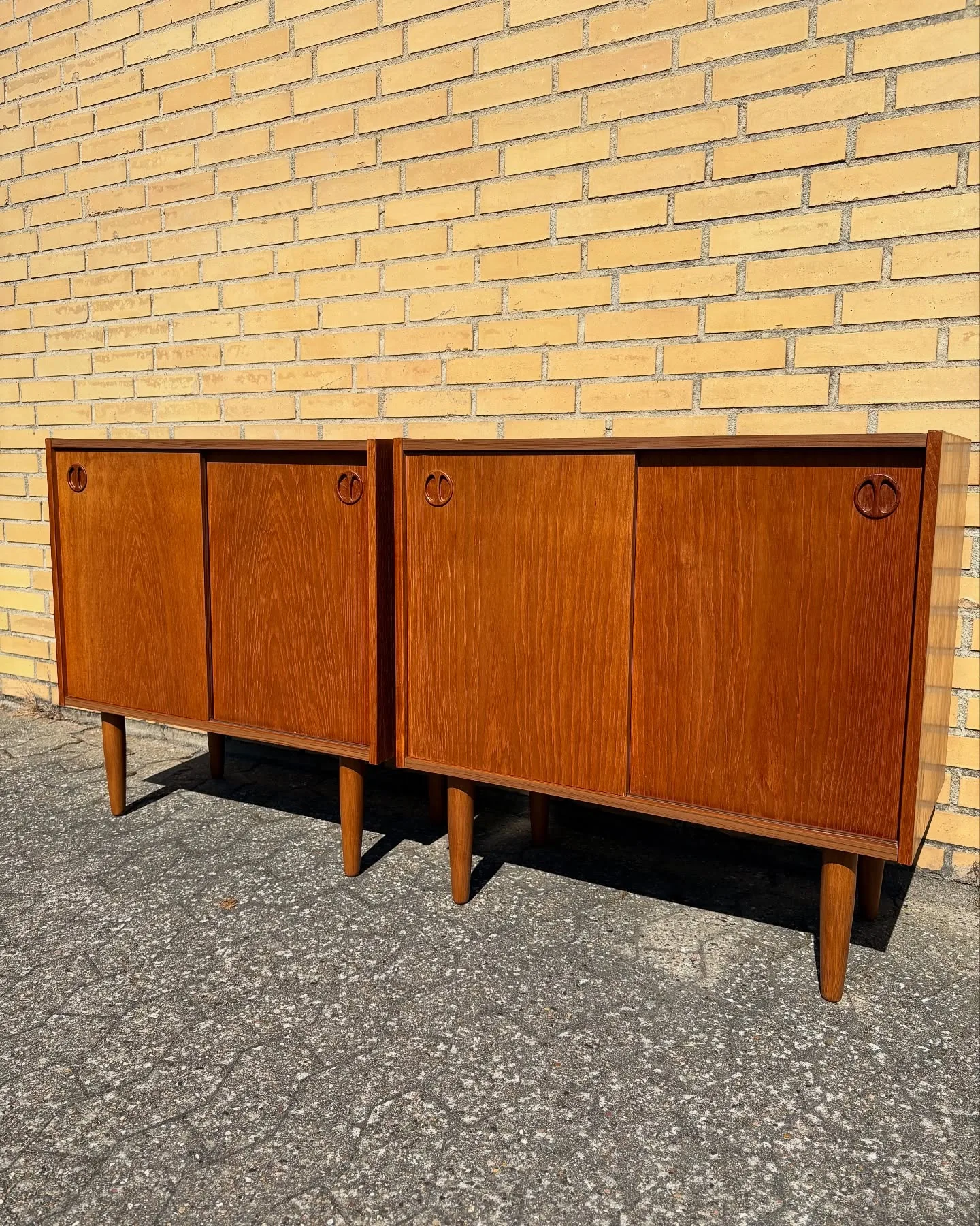 Teak skænke.

Dansk 60’erne, skydelåger hvor bag hylde. Monteret på runde tilspidsede ben…