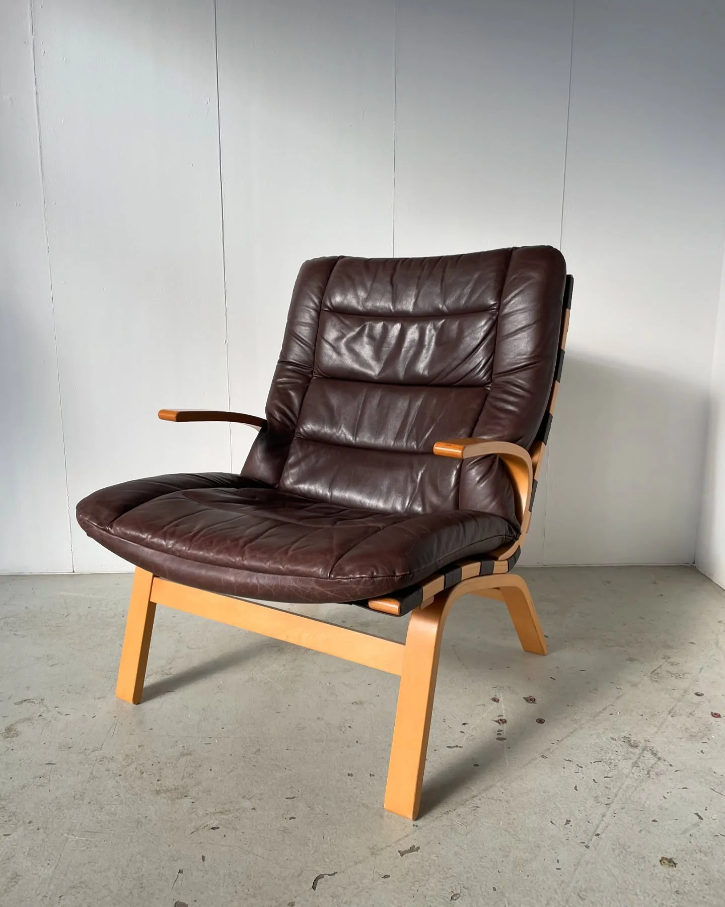 Farstrup lounge stol.

70’er stol, betræk af blødt læder.

kr. 1.200,-

#farstrup #loungechair #madeindenmark #midcenturyfurniture #danishmodern #teakretro #viborg