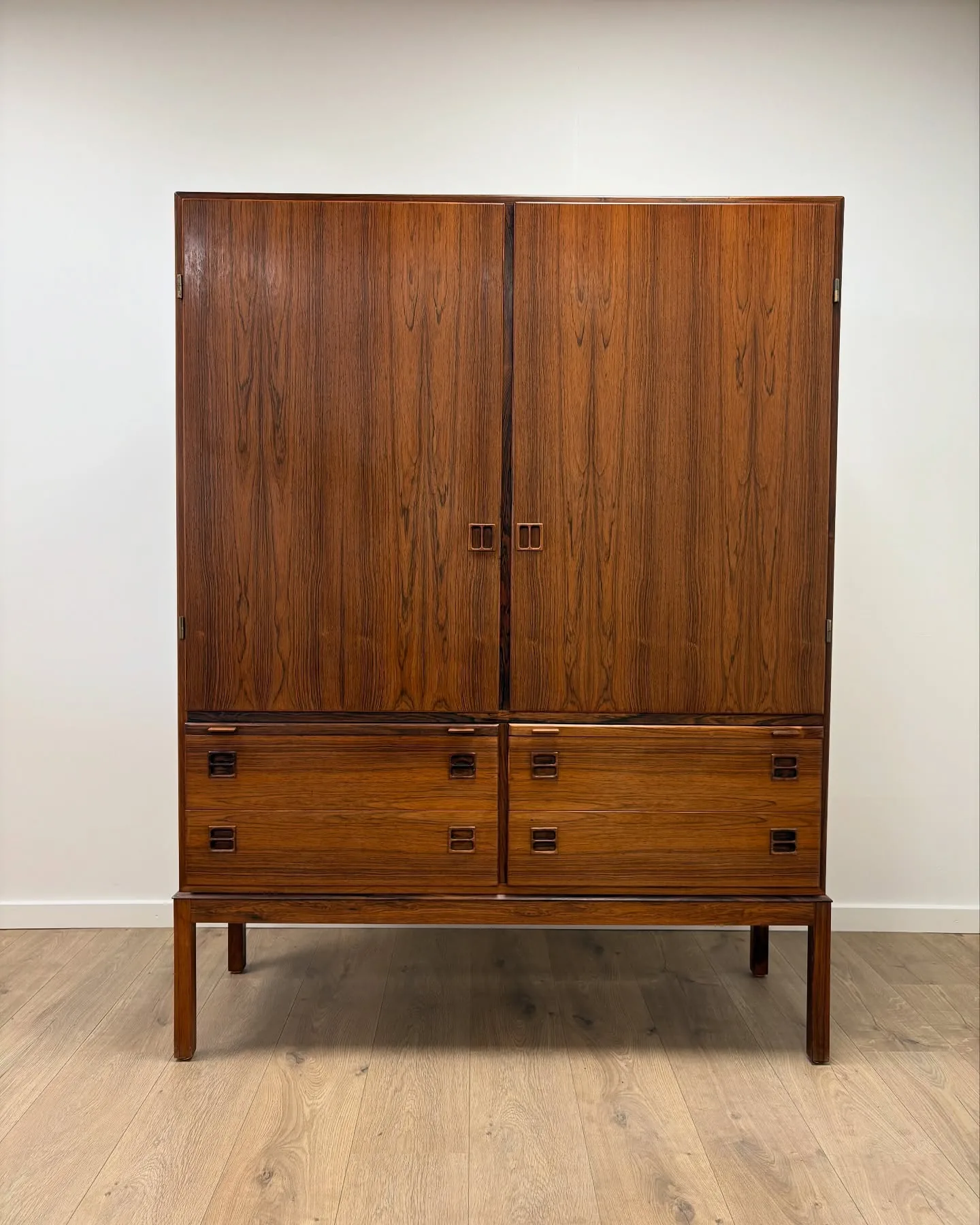 Palisander dækketøjsskab.

Johannes Andersen for Bernhard Pedersen & søn 60’erne.
To låge…