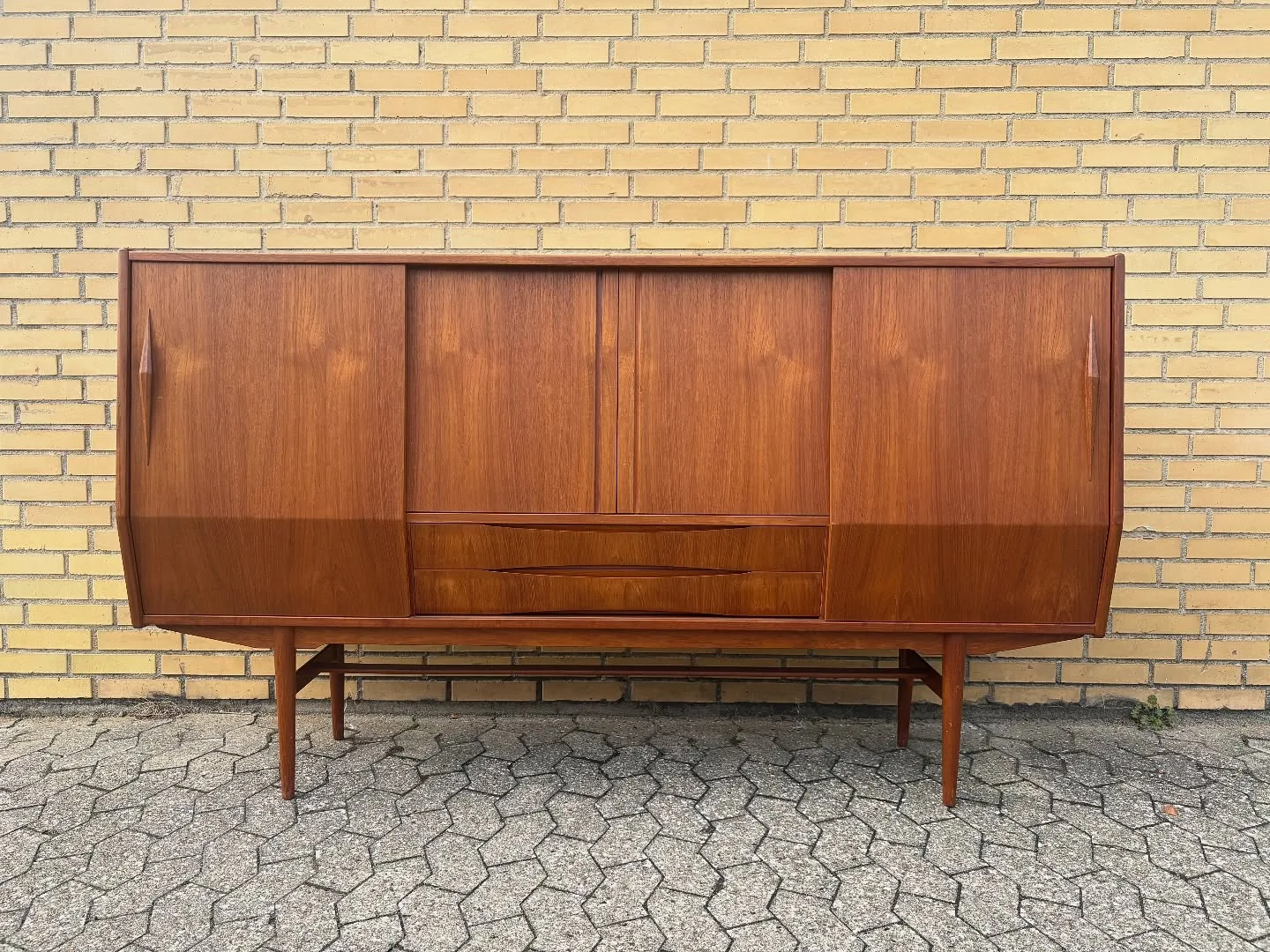 Teak skænk.

Elegant og rummelig skænk, dansk produceret i 60’erne.
Skuffer og skydelåger…