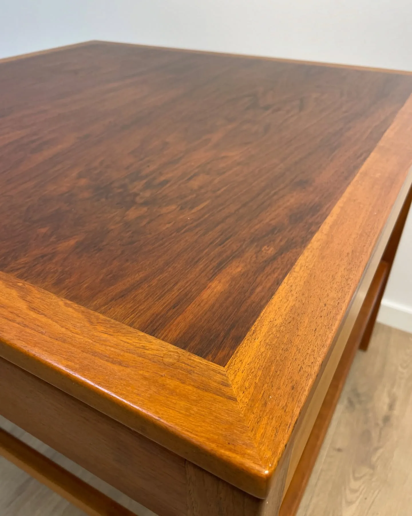 Børge Mogensen

Kvadratisk Sofabord/ sidebord i teak og valnød, fremstillet hos Fredericia Stolefabrik.

80x80 H63 cm

kr. 1.600,-

#børgemogensen #borgemogensen #fredericiastolefabrik #sofabord #coffeetable #madeindenmark #midcenturyfurniture #danishmodern #teakretro #viborg