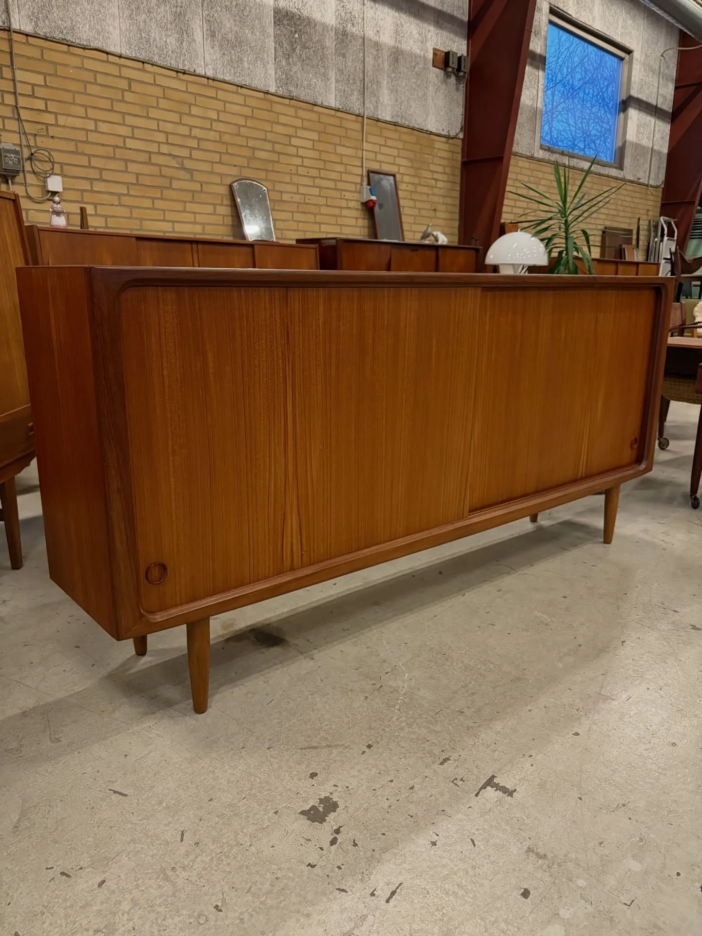 Lav teak skænk

2 skydelåger hvor bag hylder, skuffer samt bar. Monteret på runde tilspid…