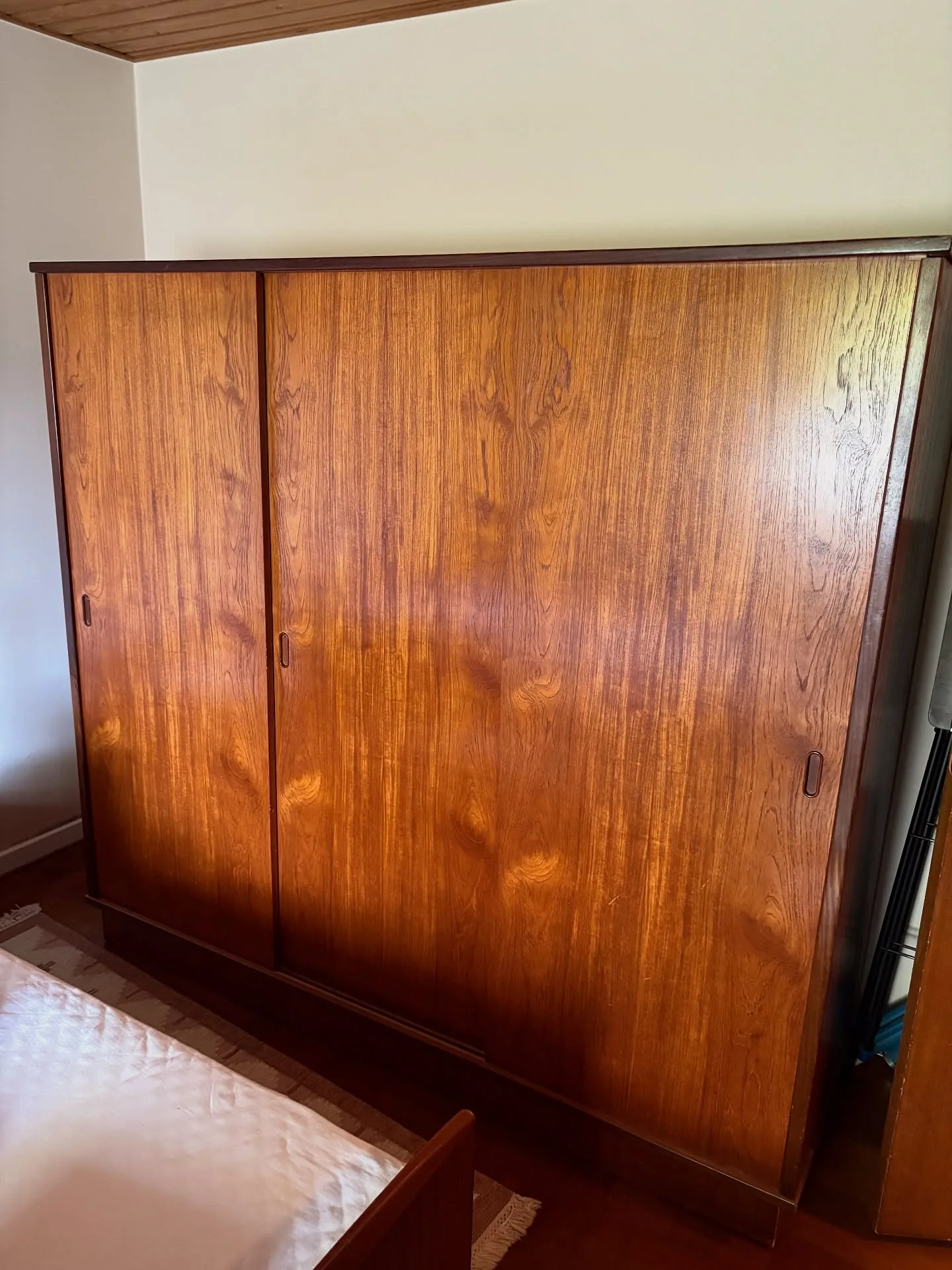 Teak garderobeskab.

3 skydelåger hvor bag hylder, skuffer, bøjlestænger samt spejl.
Dans…