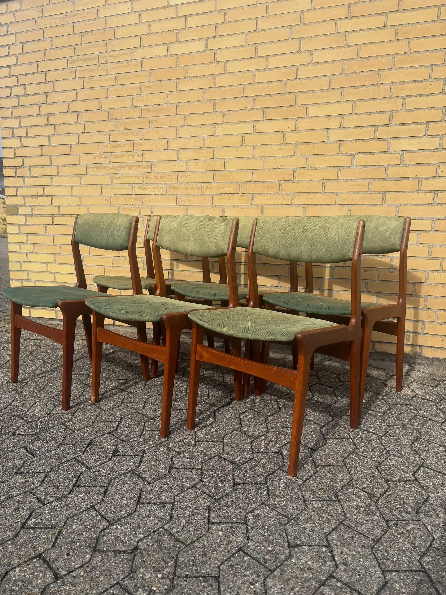 Teak stole.

Møbelfabrikken Nova 60’erne. Skal ombetrækkes.

6 stk. samlet kr. 2.400,-

#…