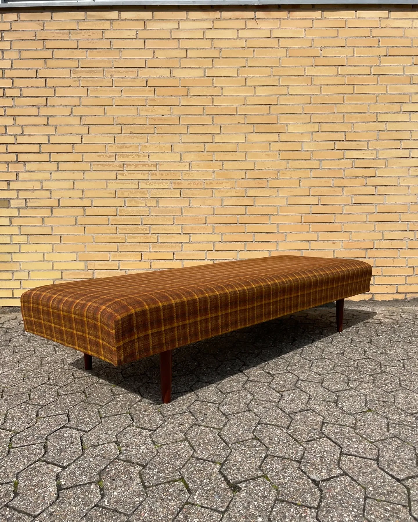 Daybed.

50’erne, runde teak ben.

L 188 B 70 H 40 cm

kr. 800,-

#daybed #gæsteseng #madeindenmark #midcenturymodern #midcenturyfurniture #interiordesign #boligindretning #danishmodern #danishmidcentury #teakretro #viborg