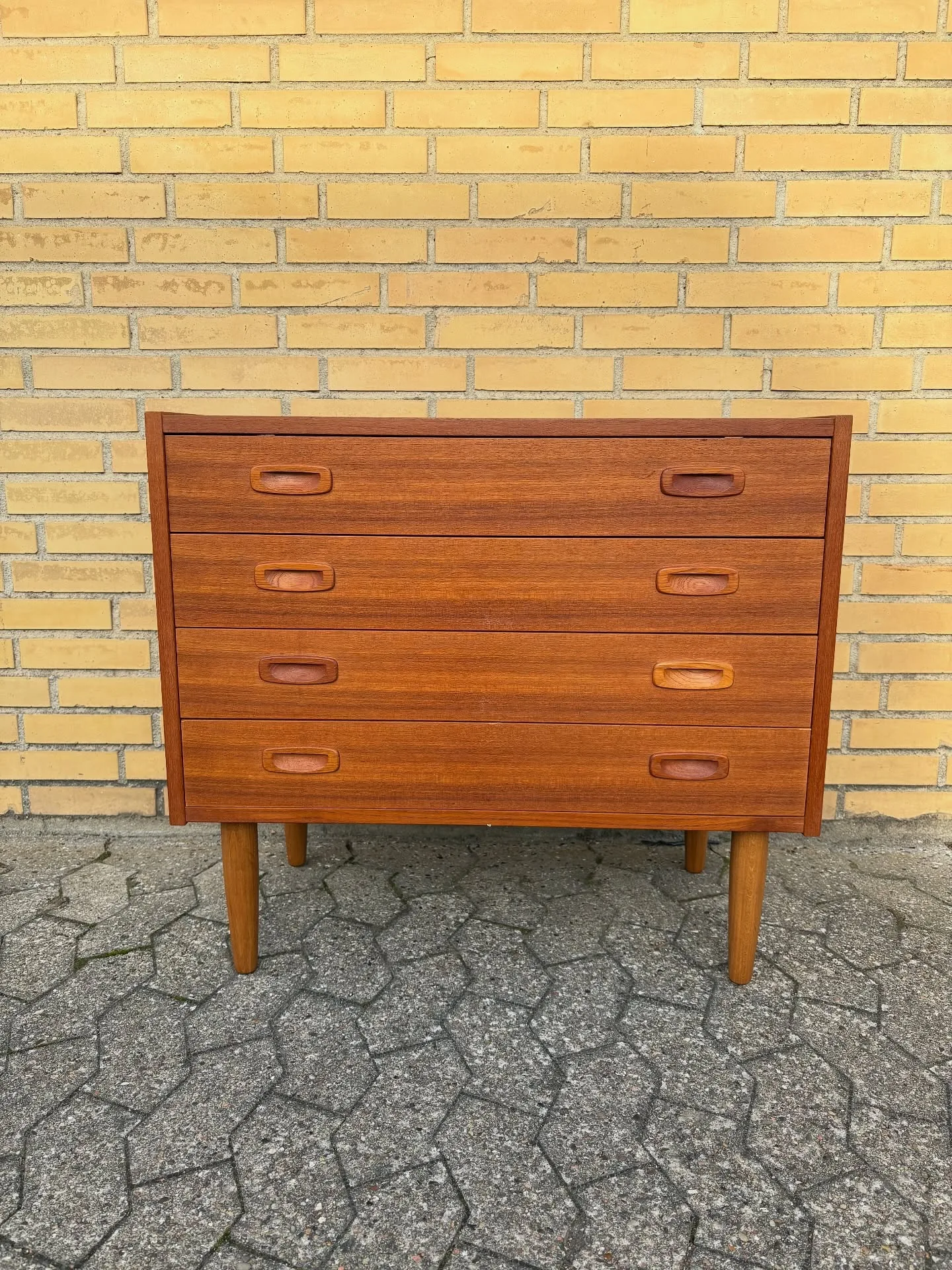 Teak kommode 

PS system 60’erne.
4 skuffer, runde tilspidsede ben.

B 80 D 43 H 73 cm

k…