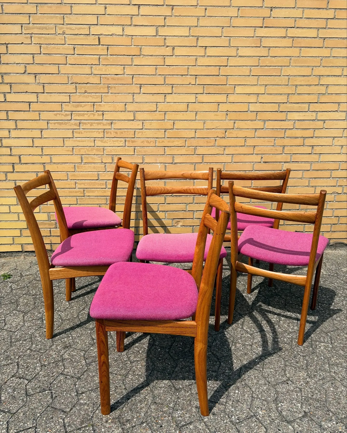 Skovby stole

Sæt i massiv palisander, fremstillet hos Skovby Møbler.

6 stk. samlet 6.00…