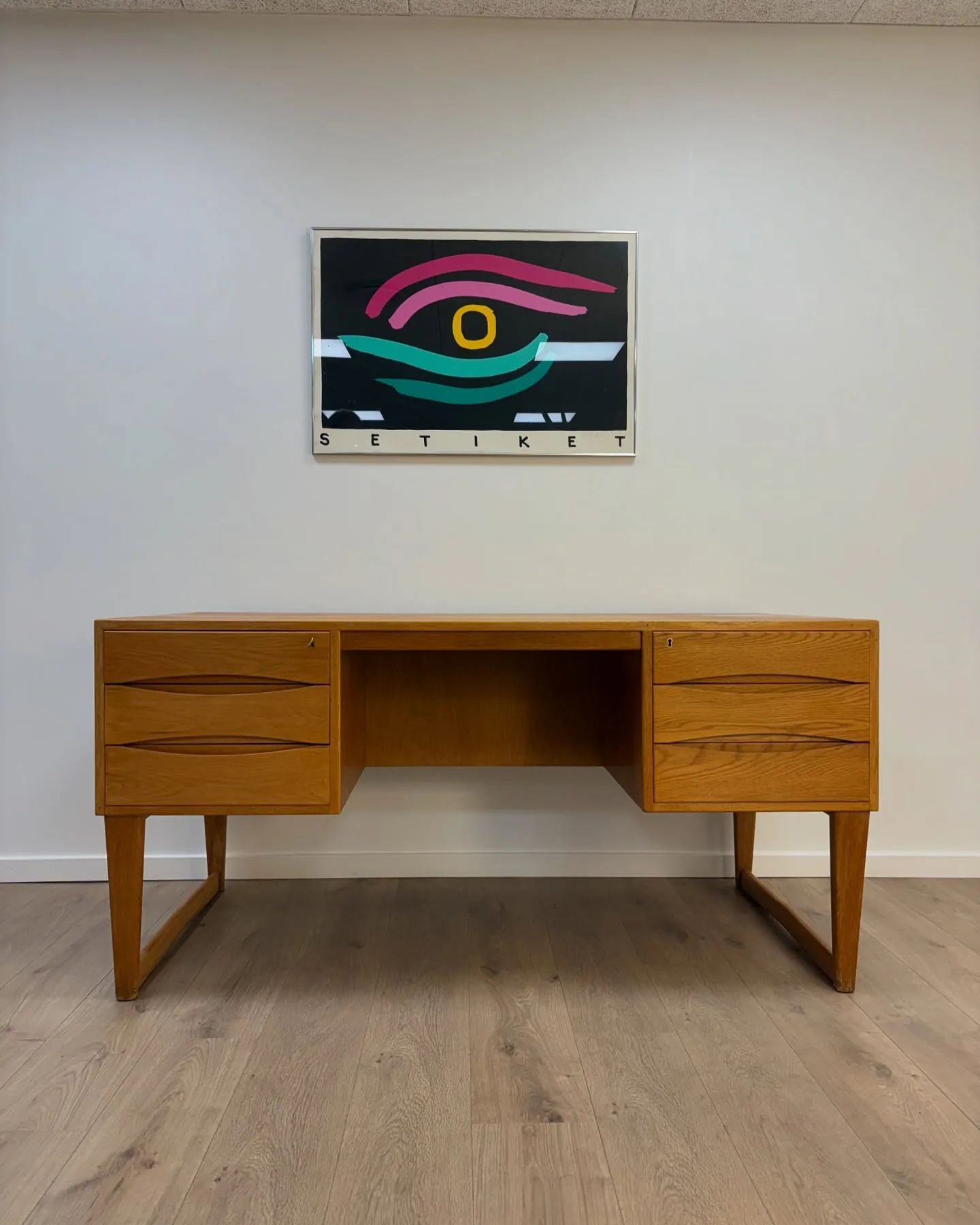 Skrivebord eg.

Christian Møllers Møbelsnedkeri.
Front med 6 skuffer, bagside med hylder.…