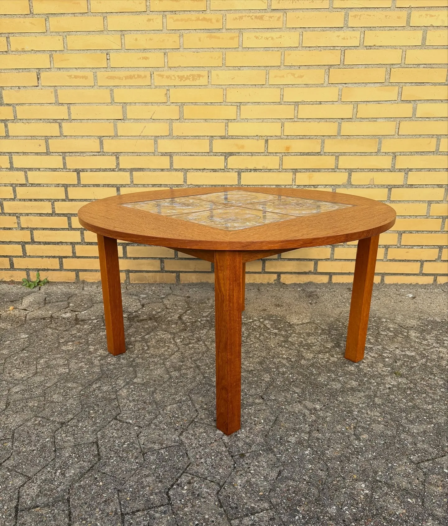 Teak sofabord 

Rundt med kakler i blå og brune nuancer.

Ø 90 H 50 cm

kr. 800,-

#teaks…