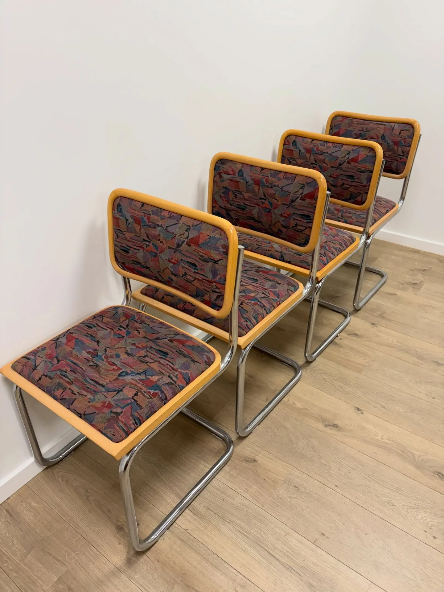 Frisvinger stole.

Made in Italy 92, sælges samlet.

kr. 450,- stk.

#frisvingerstol #mad…