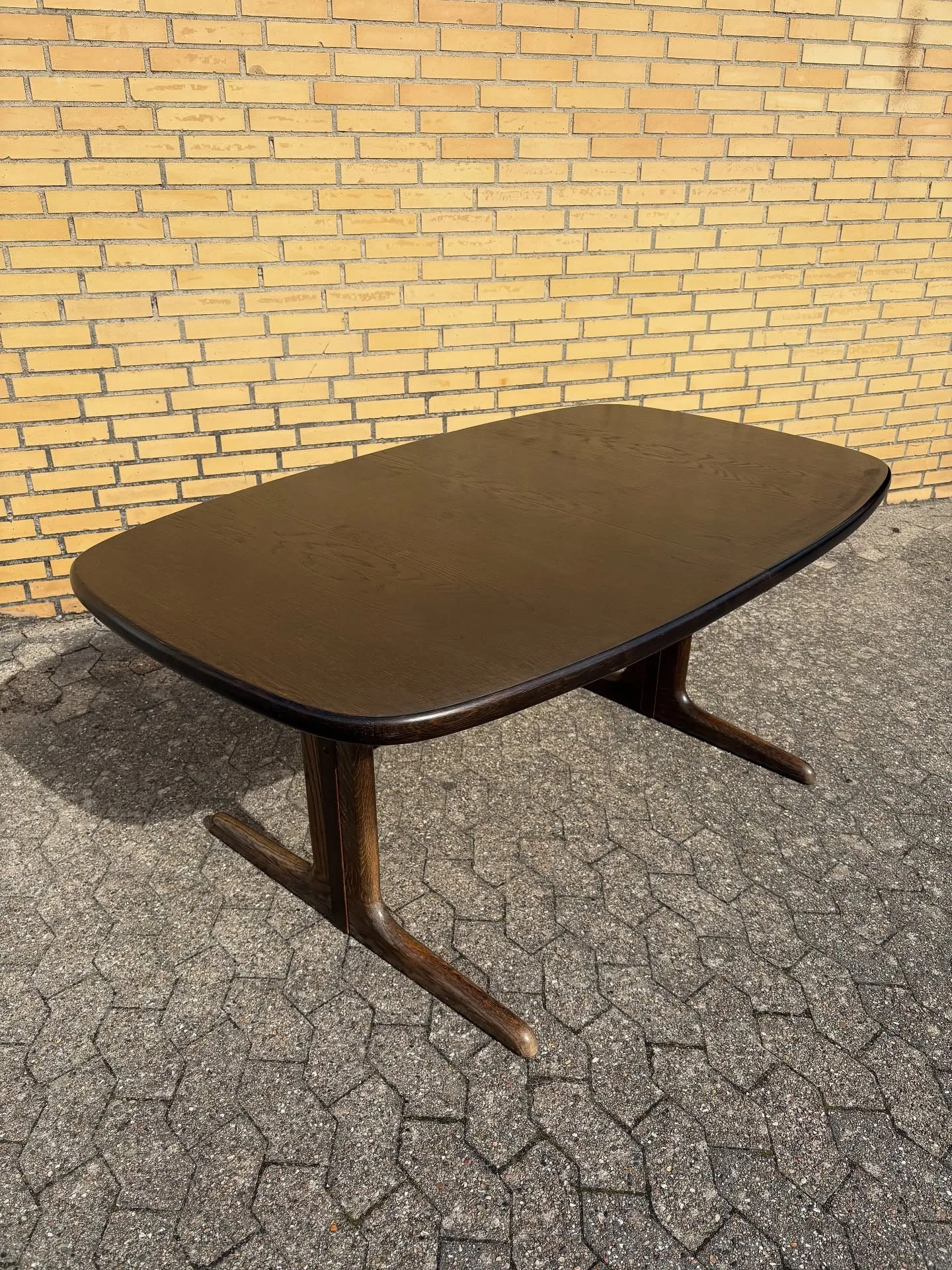 Skovby spisebord 

Mørk eg, udtræk med skjulte tillægsplader.

L 165/265 B 100 H 72 cm

k…