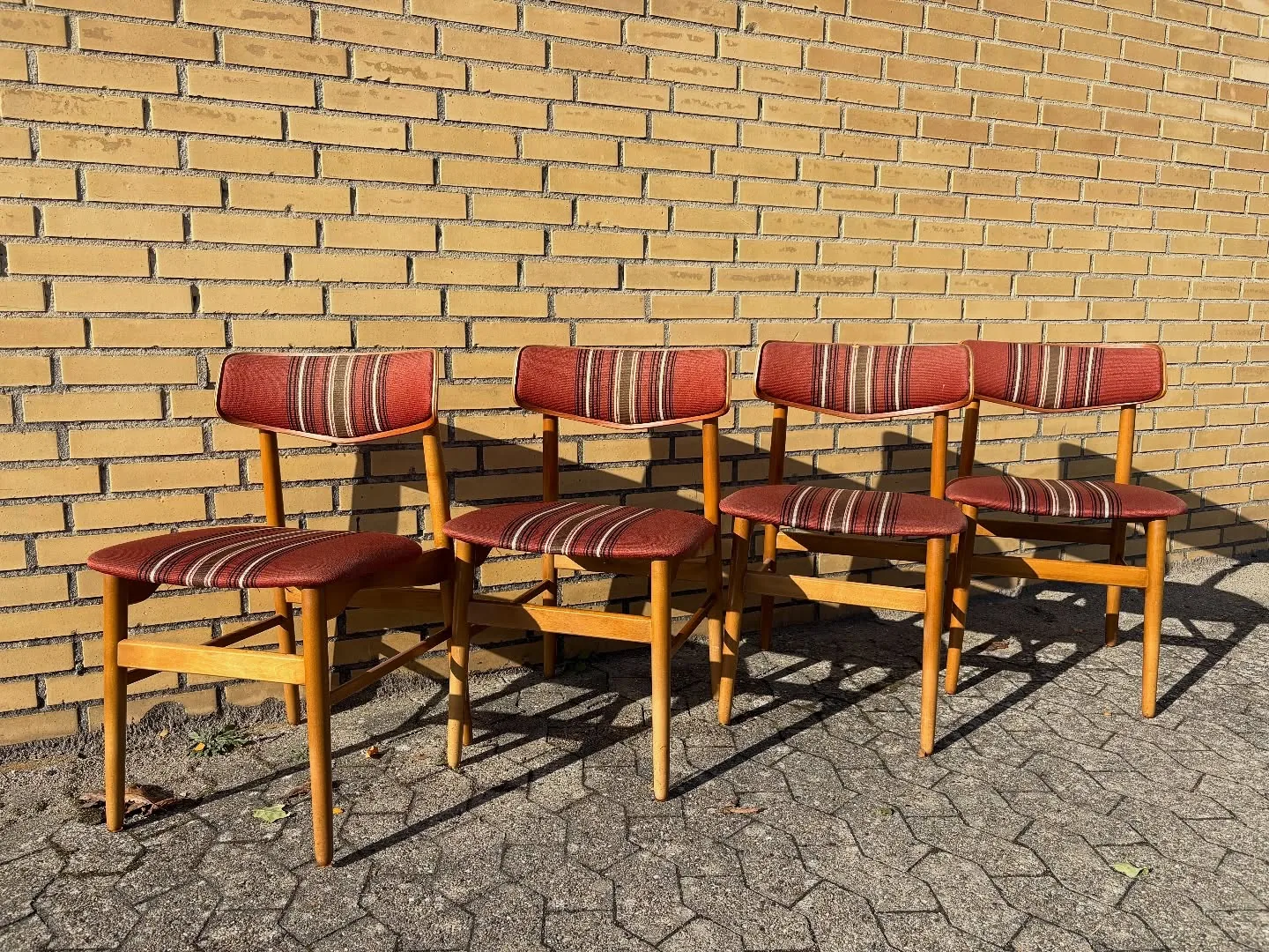 Teak stole 

Dansk producent 60’erne.
Kopstykke i teak, skal ombetrækkes.

4 stk. samlet …