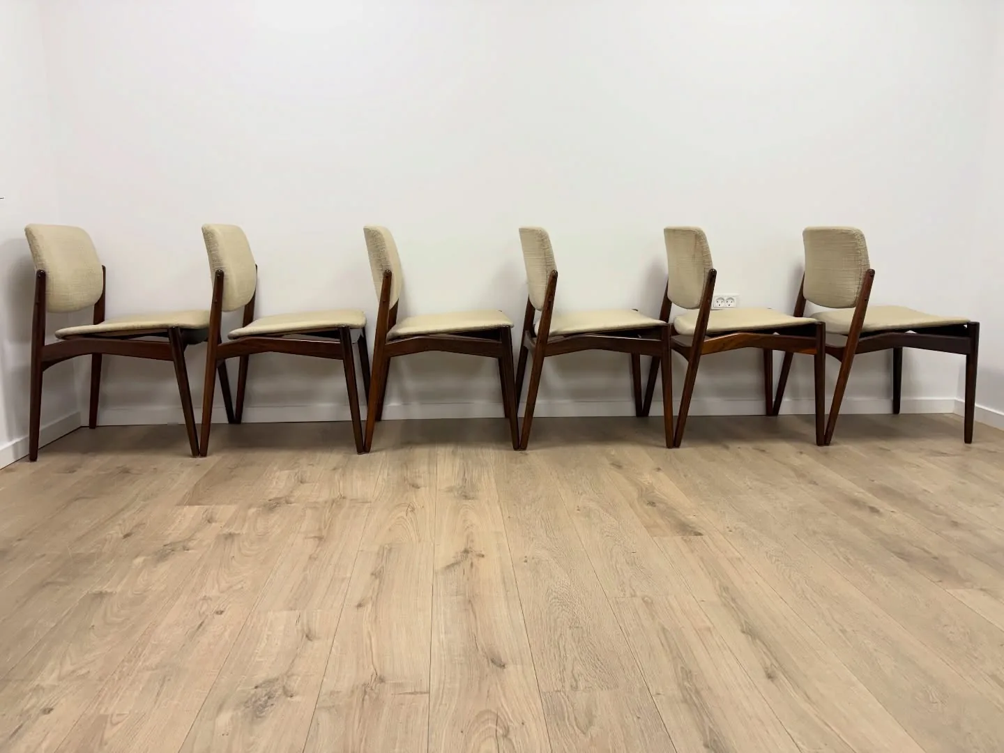 Erik Buch 

Captains chairs in rosewood, need a good cleaning or new fabric.

Pb info.

#…