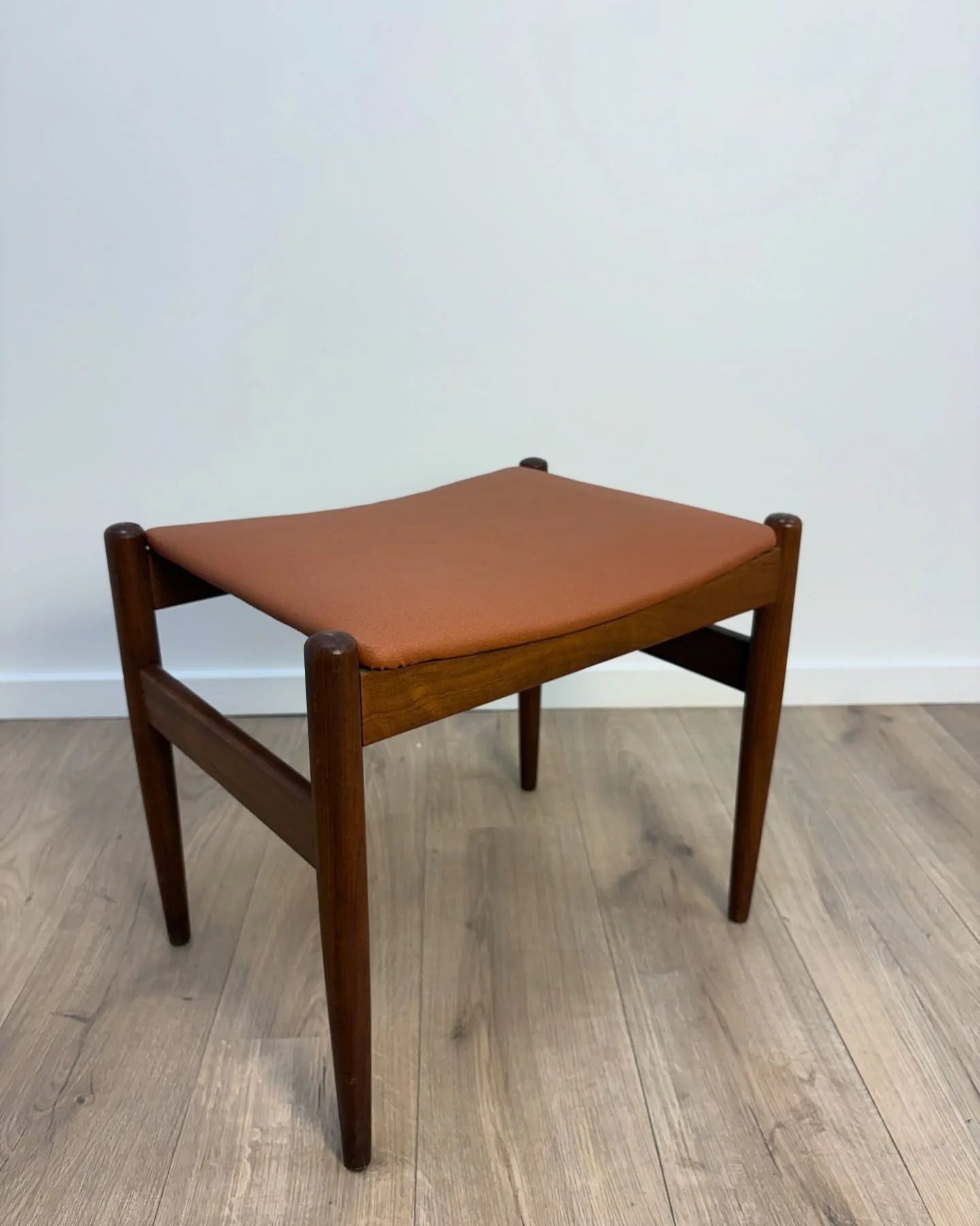 Spøttrup skammel

Teak, betræk i cognac farvet skai.

kr. 700,-

#spøttrupskammel #spøttr…