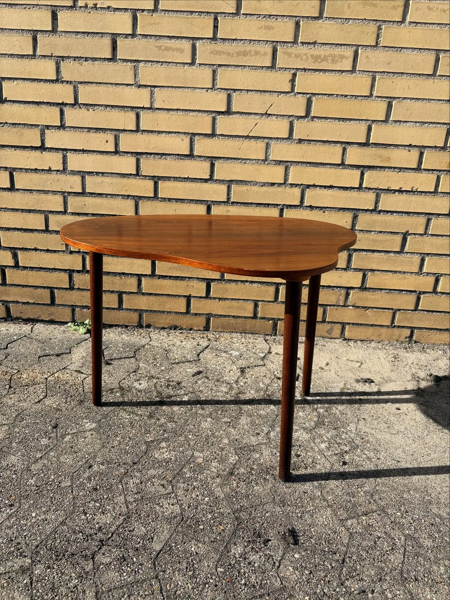 Teak bord.

Organisk sidebord/sofabord, runde tilspidsede ben, dansk 60’erne, fin stand.
…