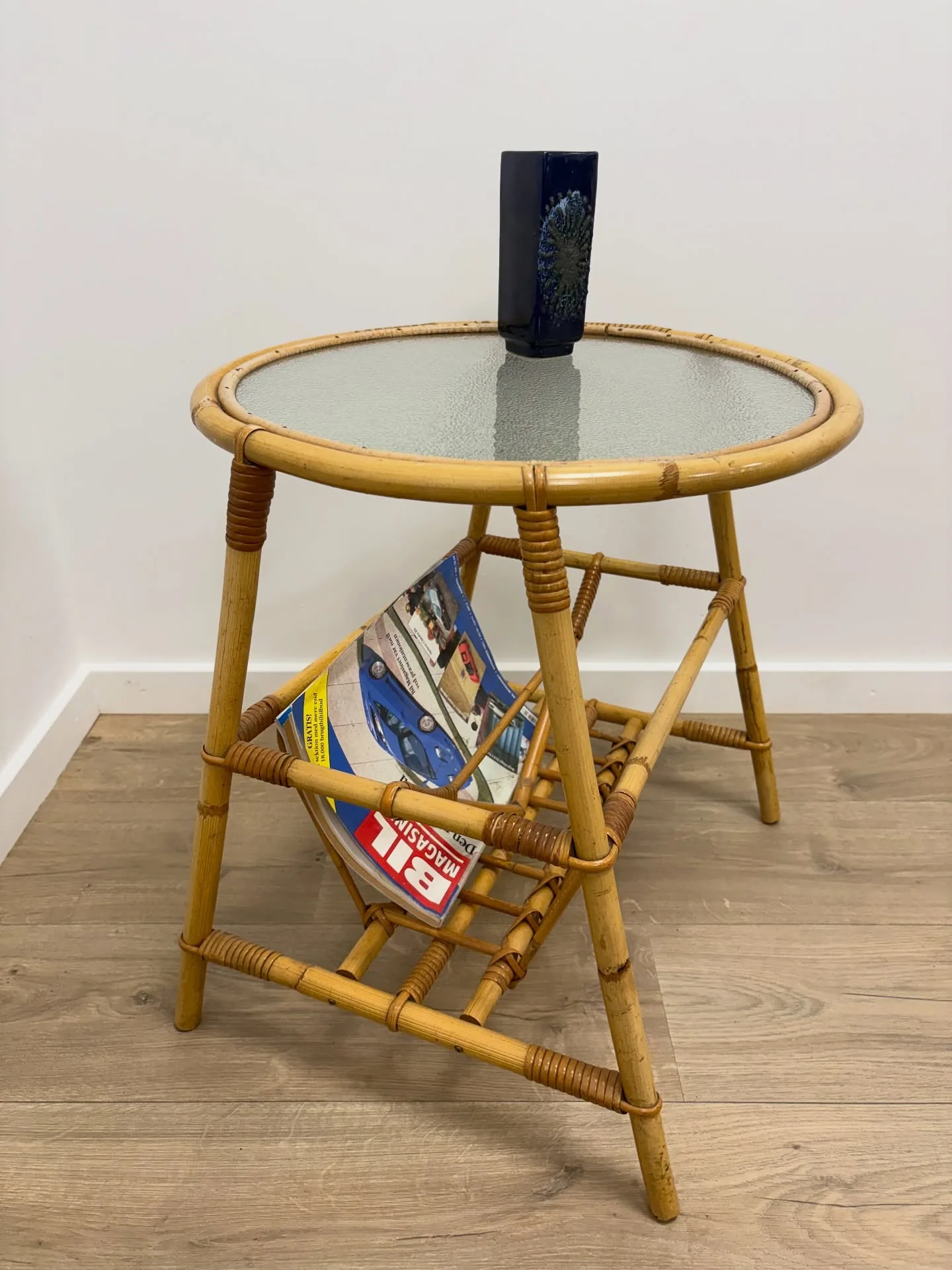 Bambus bord.

Ældre rundt bord, magasinholder, plade i råglas.

Ø 47 H 50 cm

kr. 400,-

…