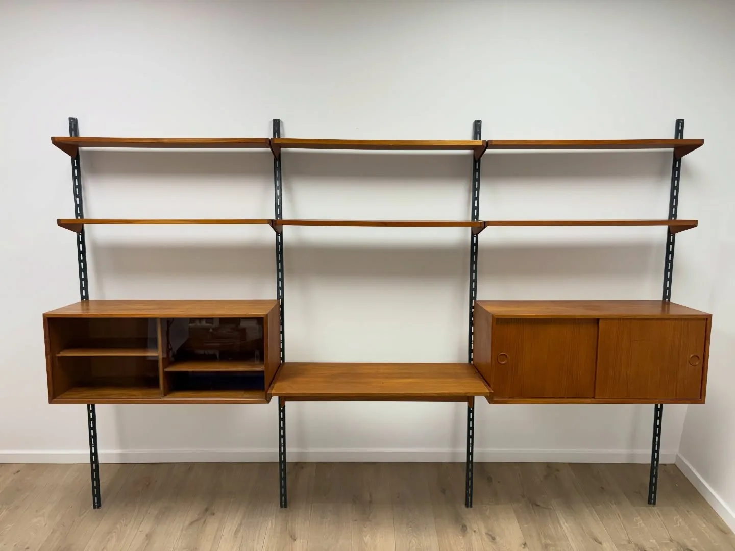 Kai Kristiansen Vægreol.

Teak, Feldballe Møbelfabrik.
4 metal vanger, 6 hylder, skrivepl…