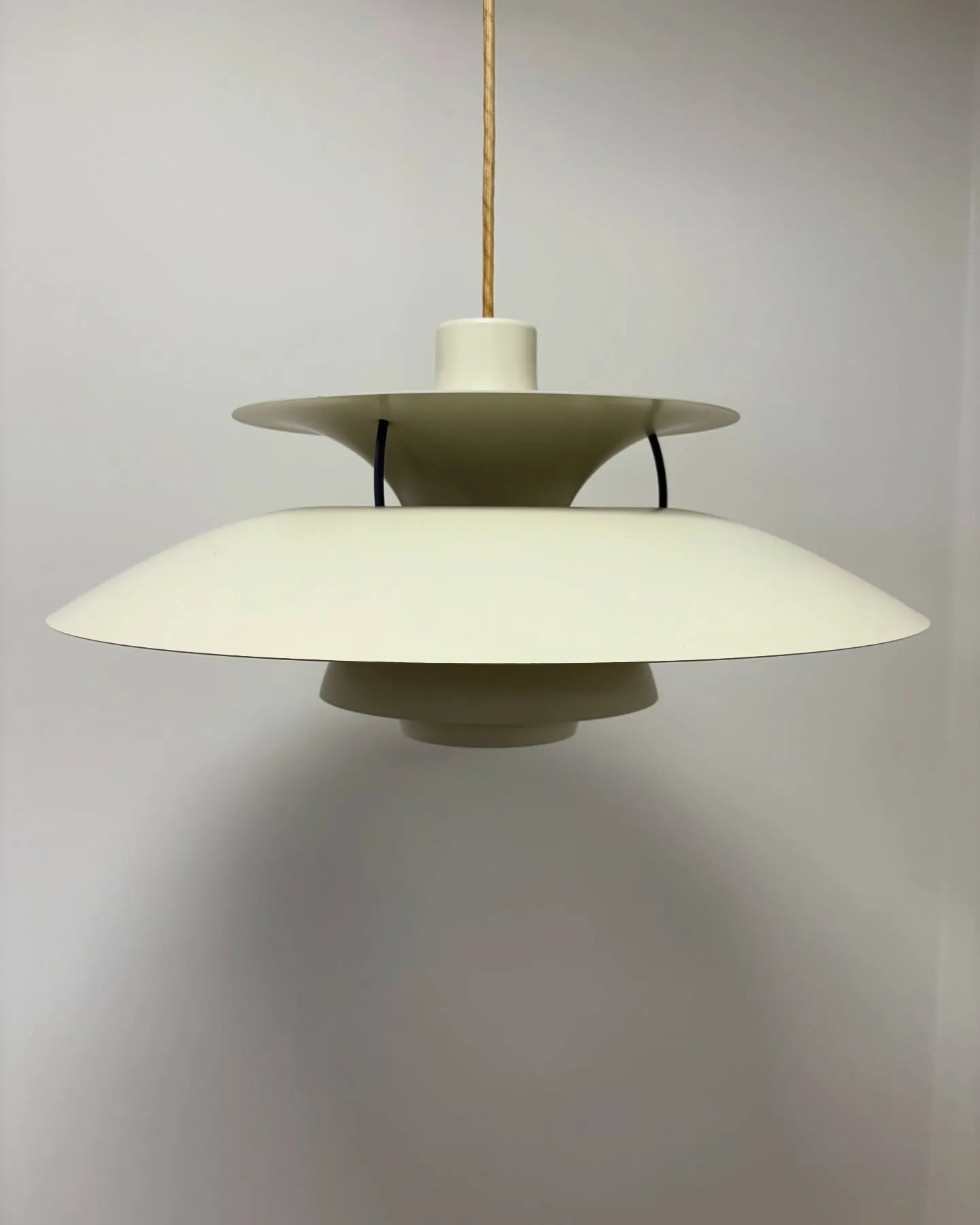 PH5 loftspendel 

Hvid loftslampe Poul Henningsen.
Pæn stand, skal ha ny ledning.

kr. 1.…
