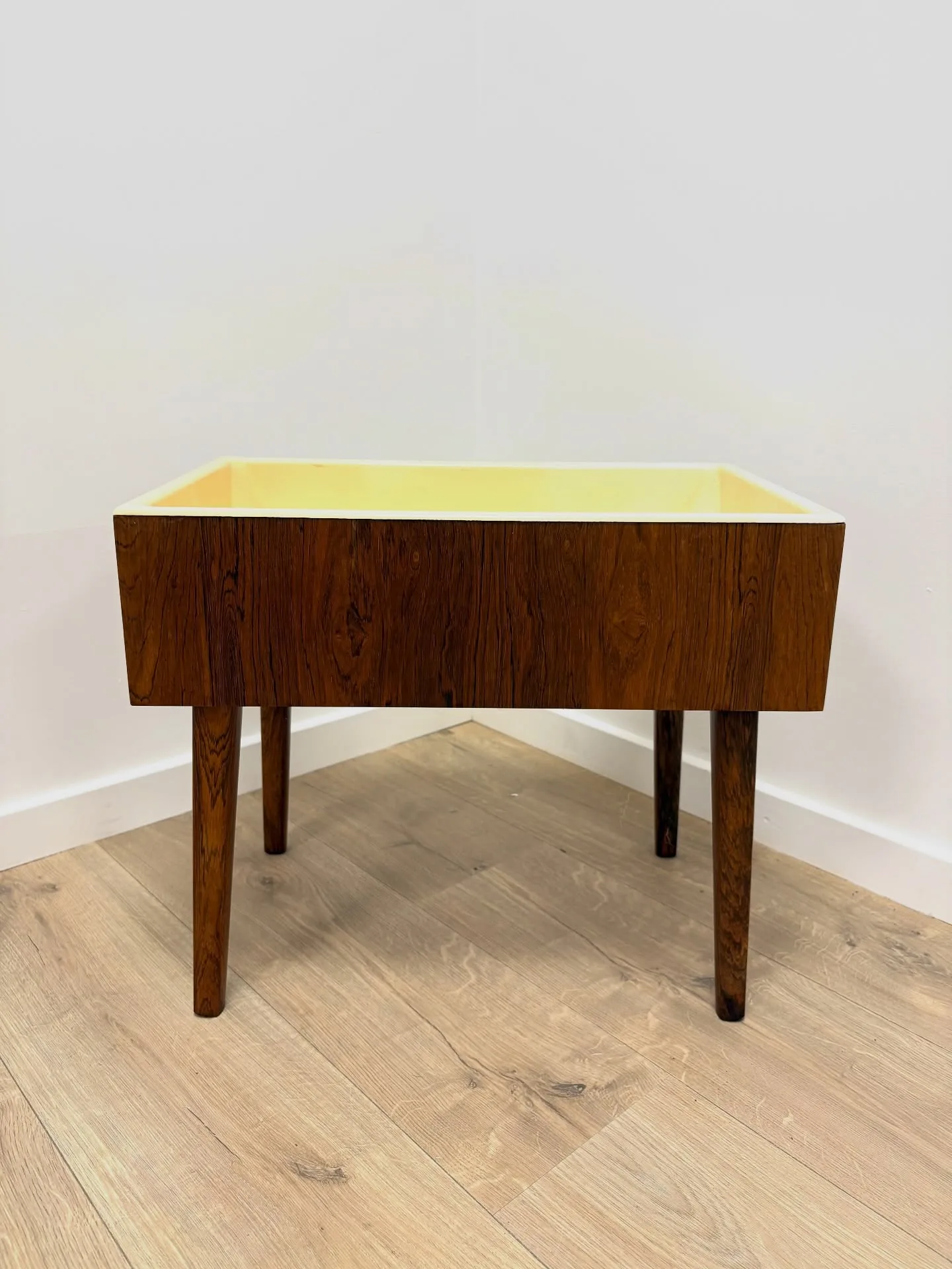 Blomsterkasse 

Dansk 60’erne, fremstillet i palisander, indsats i plast.

L 50 B 30 H 42…