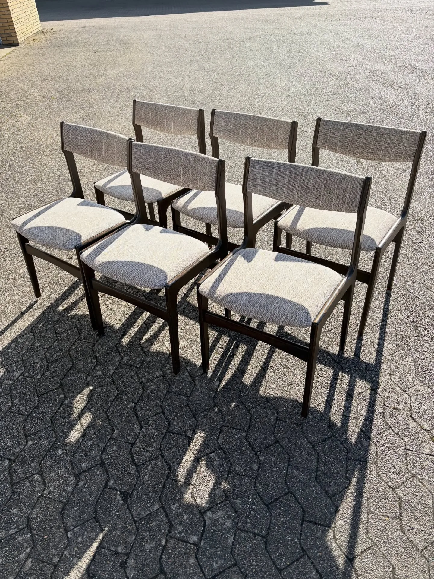 Erik Buch

Anderstrup Møbelfabrik, mørk eg, 6 stk. sælges samlet.

Pb info.

#erikbuch #a…