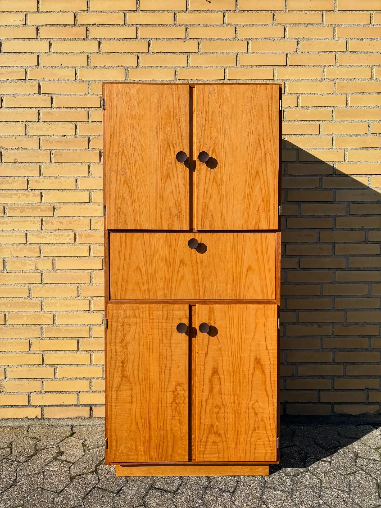 Teak skab.

Låger hvor bag hylder, samt nedfældelig låge.

B 66 D 39 H 149 cm

kr. 1.600,…