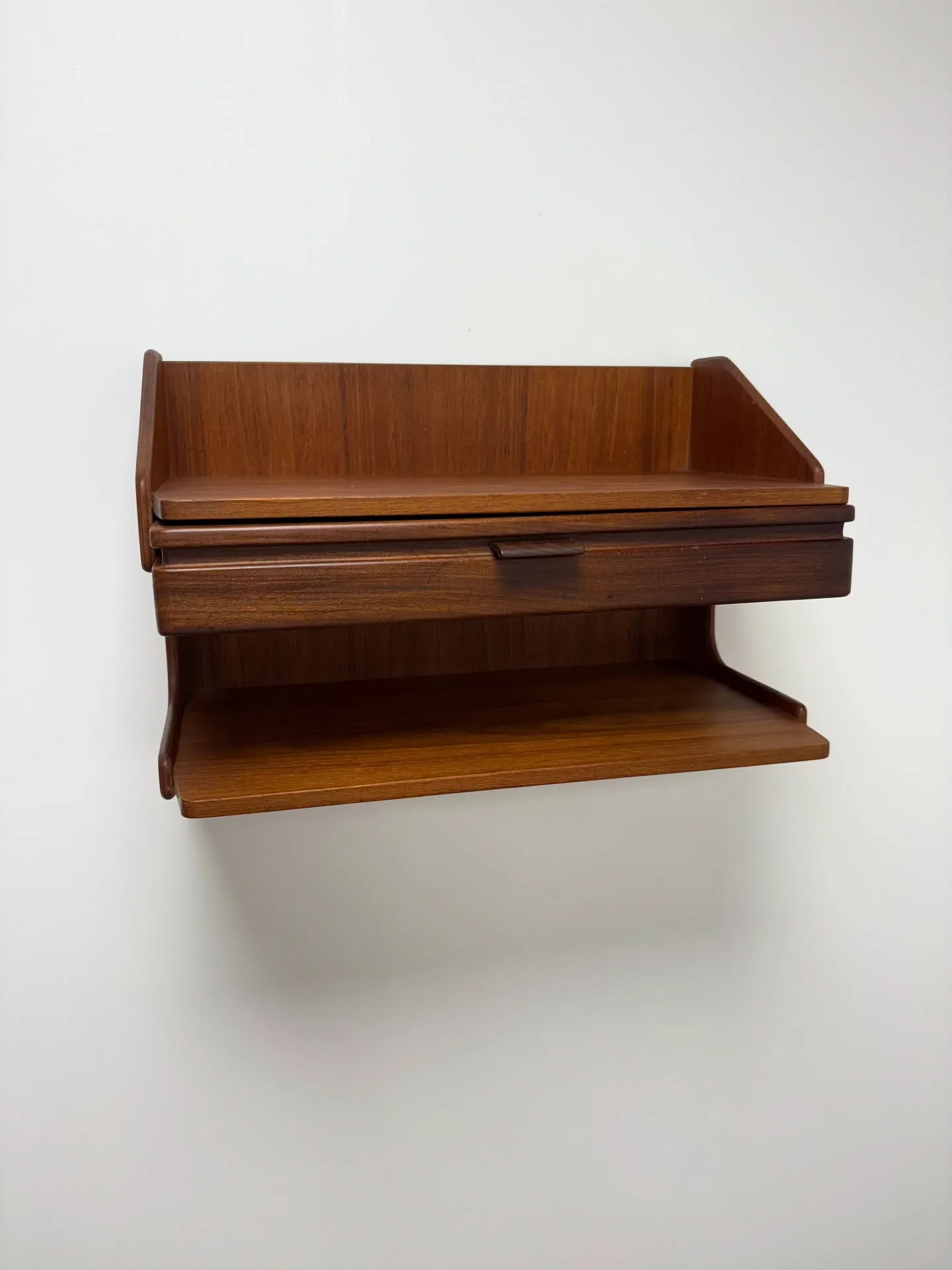 Teak sengebord

Væghængt, entre/ sengebord, dansk producent 60’erne.

B 46 D 26 H 42 cm

…