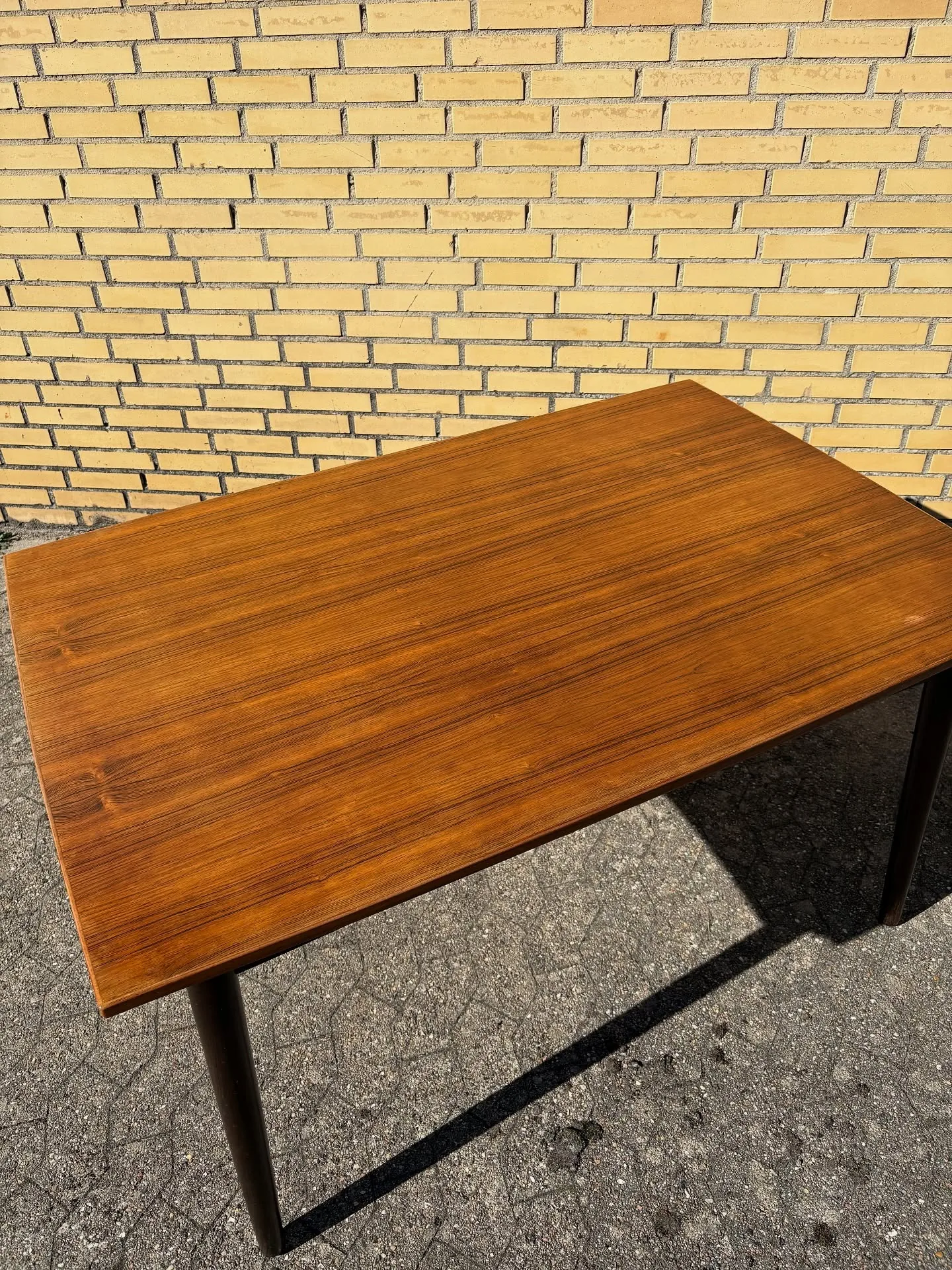 Palisander bord.

Fint bord, dansk producent 60’erne. Hollandsk udtræk, runde tilspidsede…