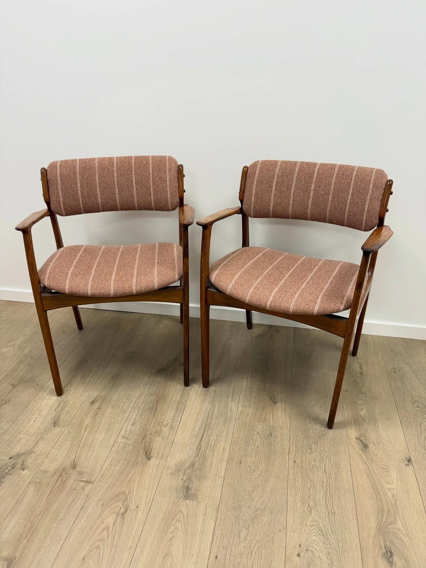 Erik Buch

Armstole i palisander OD50, fremstillet hos Oddense Møbelsnedkeri, pæn stand.
…