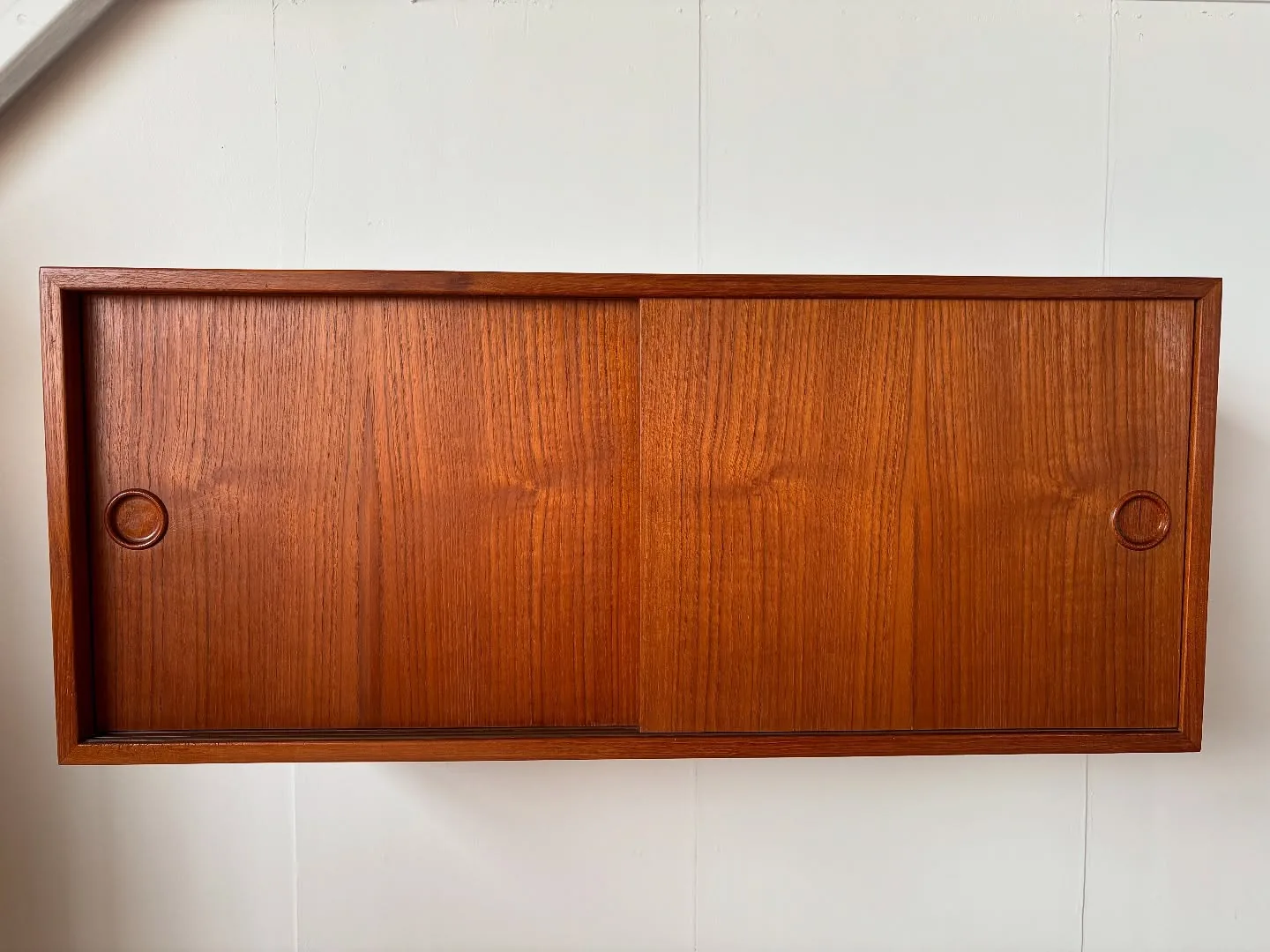 Væghængt teakskab 

Feldballe Møbelfabrik, skydelåger.

L 85 D 33 H 36 cm

kr. 800,-

#fe…