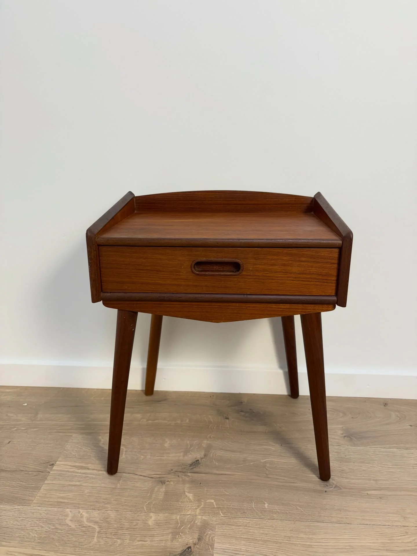 Sengebord teak.

Skuffe, runde skråtstillede ben. Dansk 60’erne.

B 40 D 28 H 49 cm

kr. …