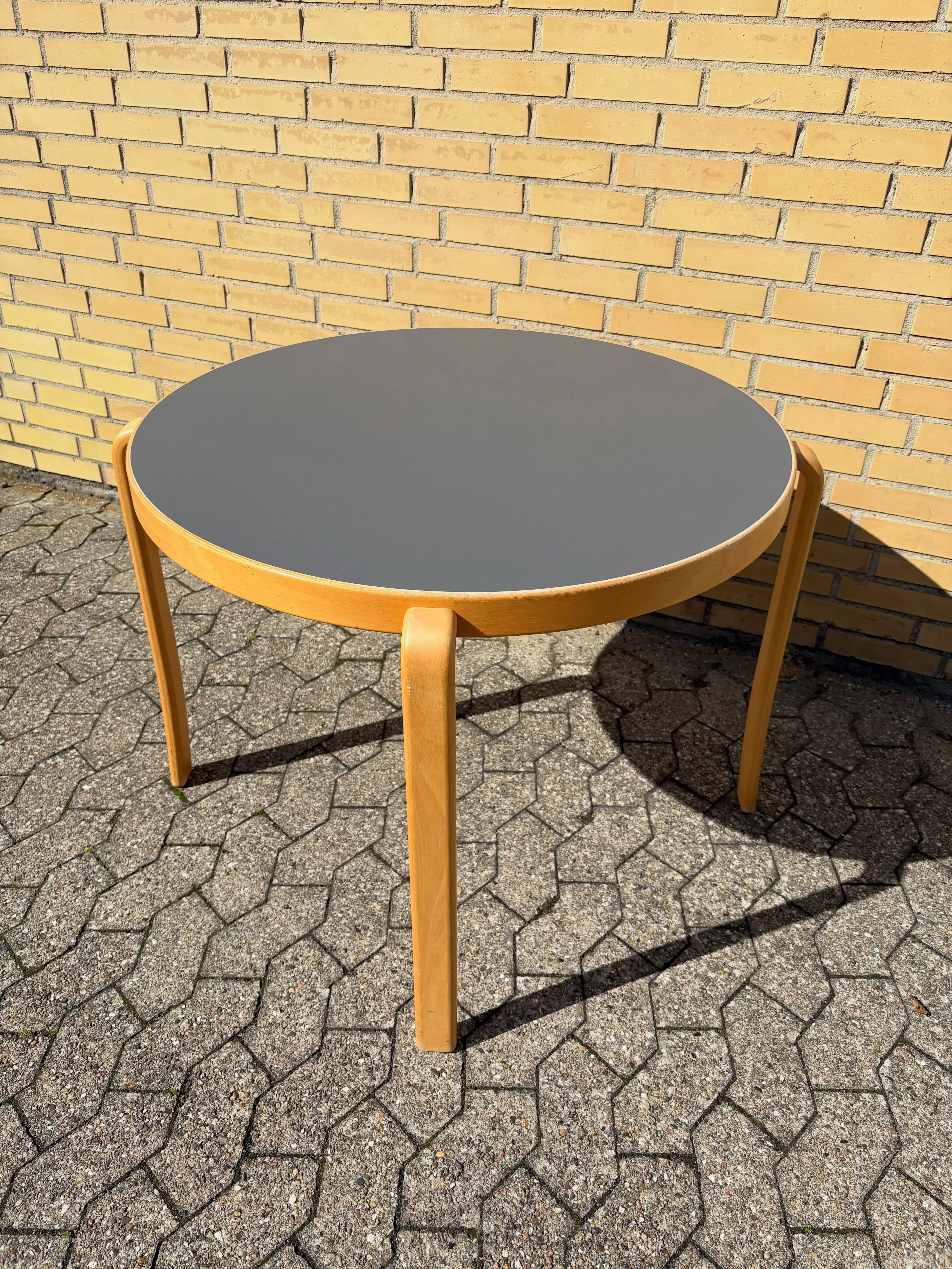 Magnus Olesen.

Rundt bord med grå topplade.
Pæn stand.

Ø 90 H 70 cm

Pb info.

#magnuso…