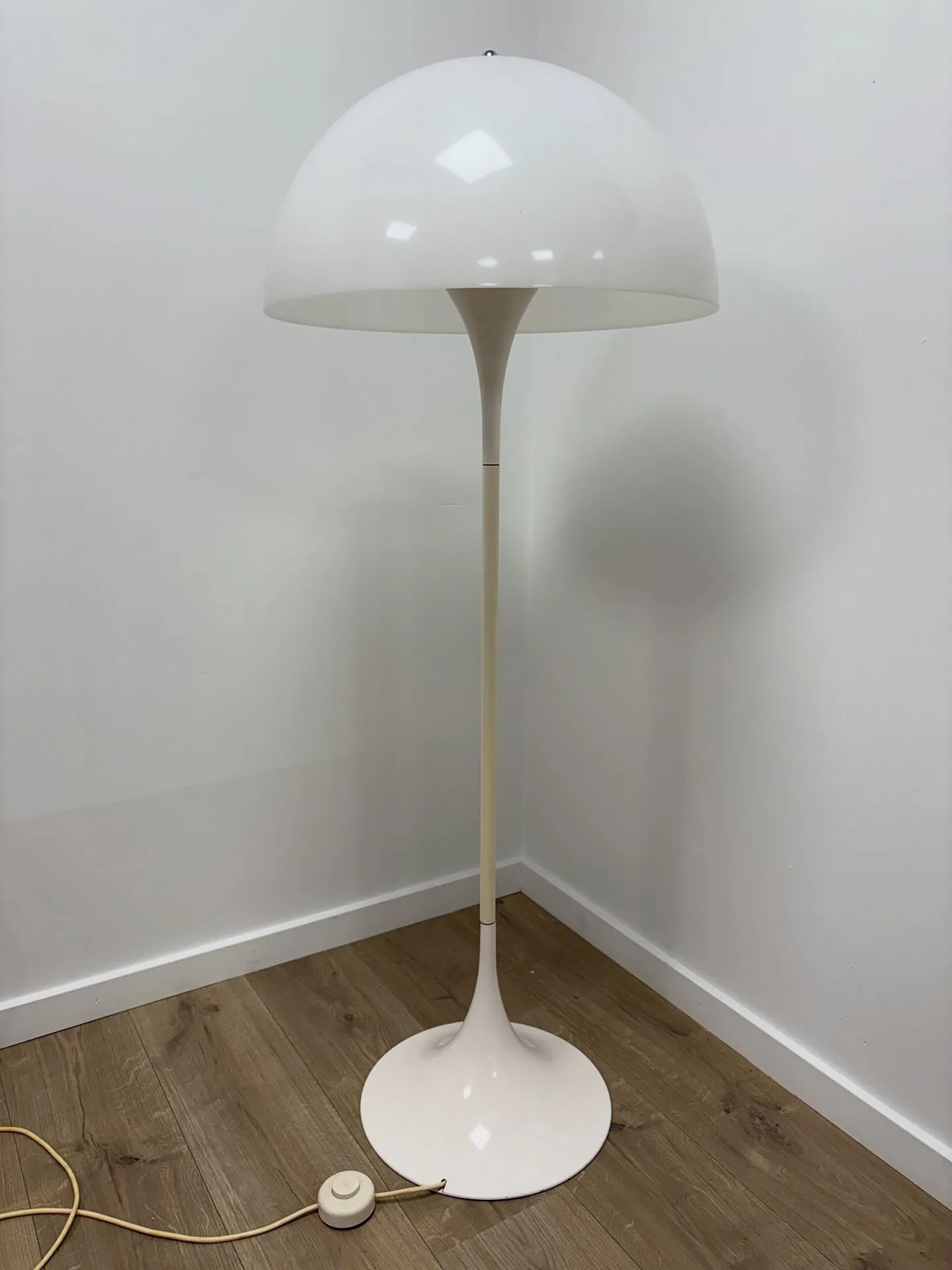 Pantella gulvlampe 

Verner Panton for Louis Poulsen, fin stand, afbryder på ledning, skæ…