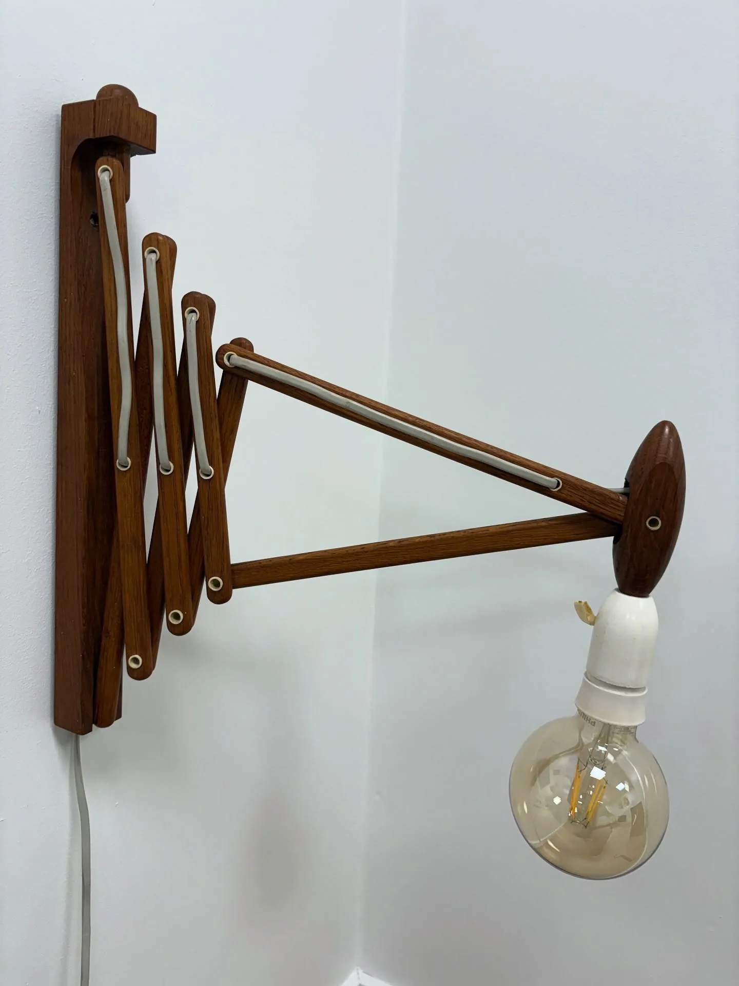 Le Klint sakselampe.

Stor model i teak.
H 40 cm

kr. 1.500,-

#leklint #sakselampe #teak…