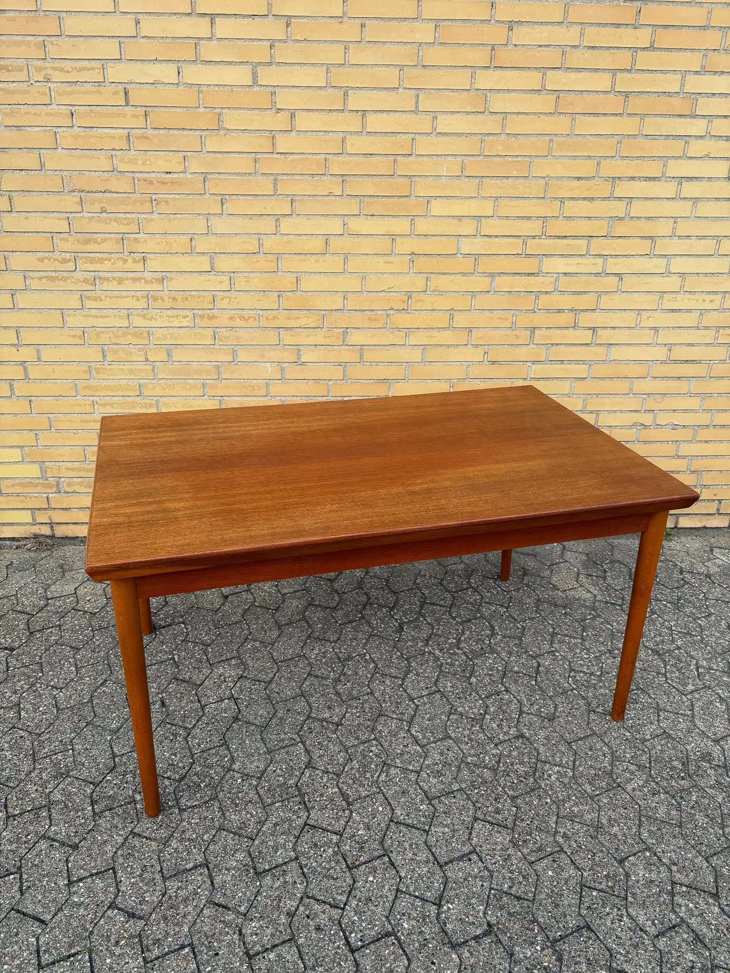 Teak spisebord 

Lækkert design 60’erne. Skjult hollandsk udtræk, runde tilspidsede ben.
…