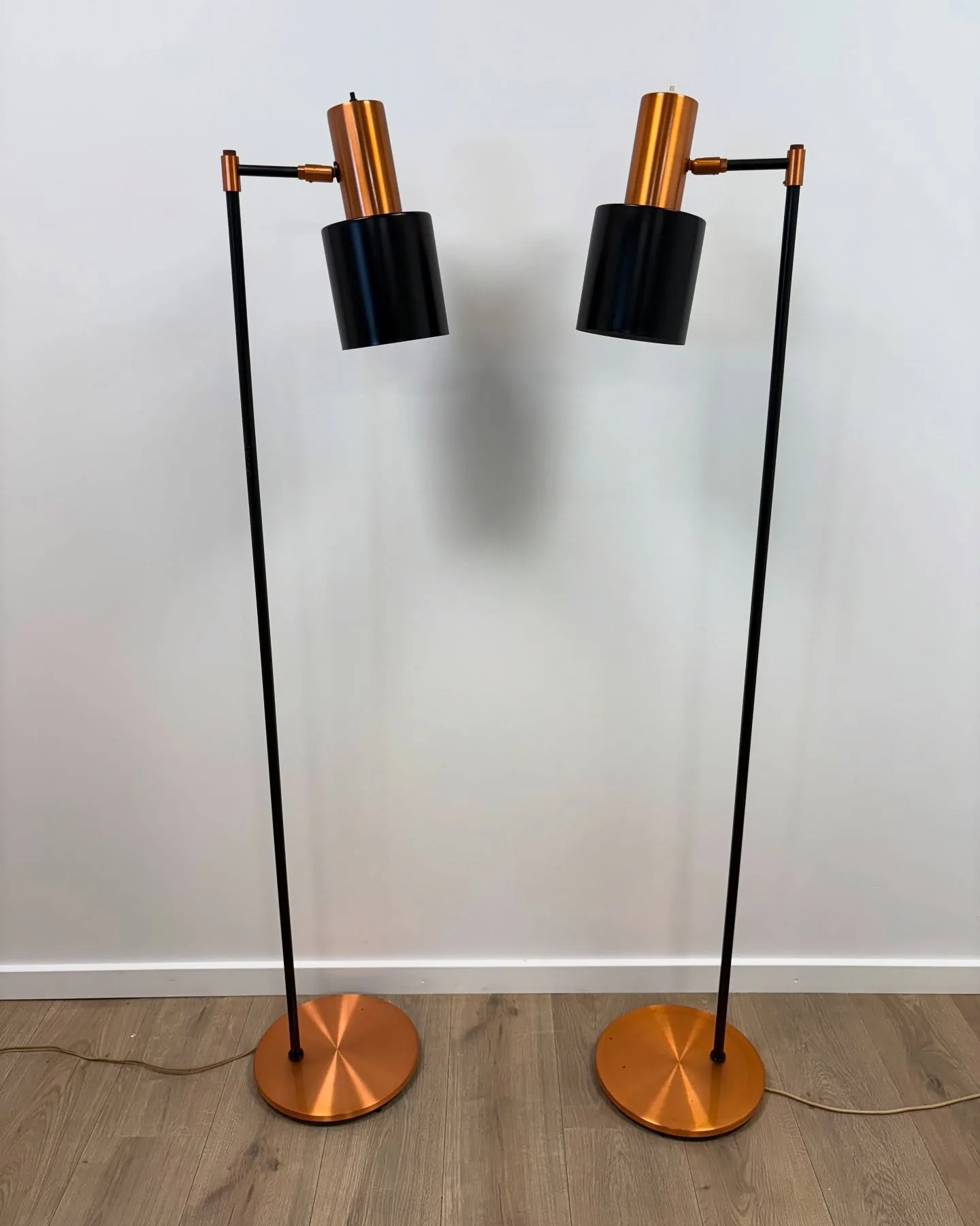 Standerlamper

Jo Hammerborg for Fogh & Mørup, model “Studio”, 70’erne. Kobber/sort.
Skal…