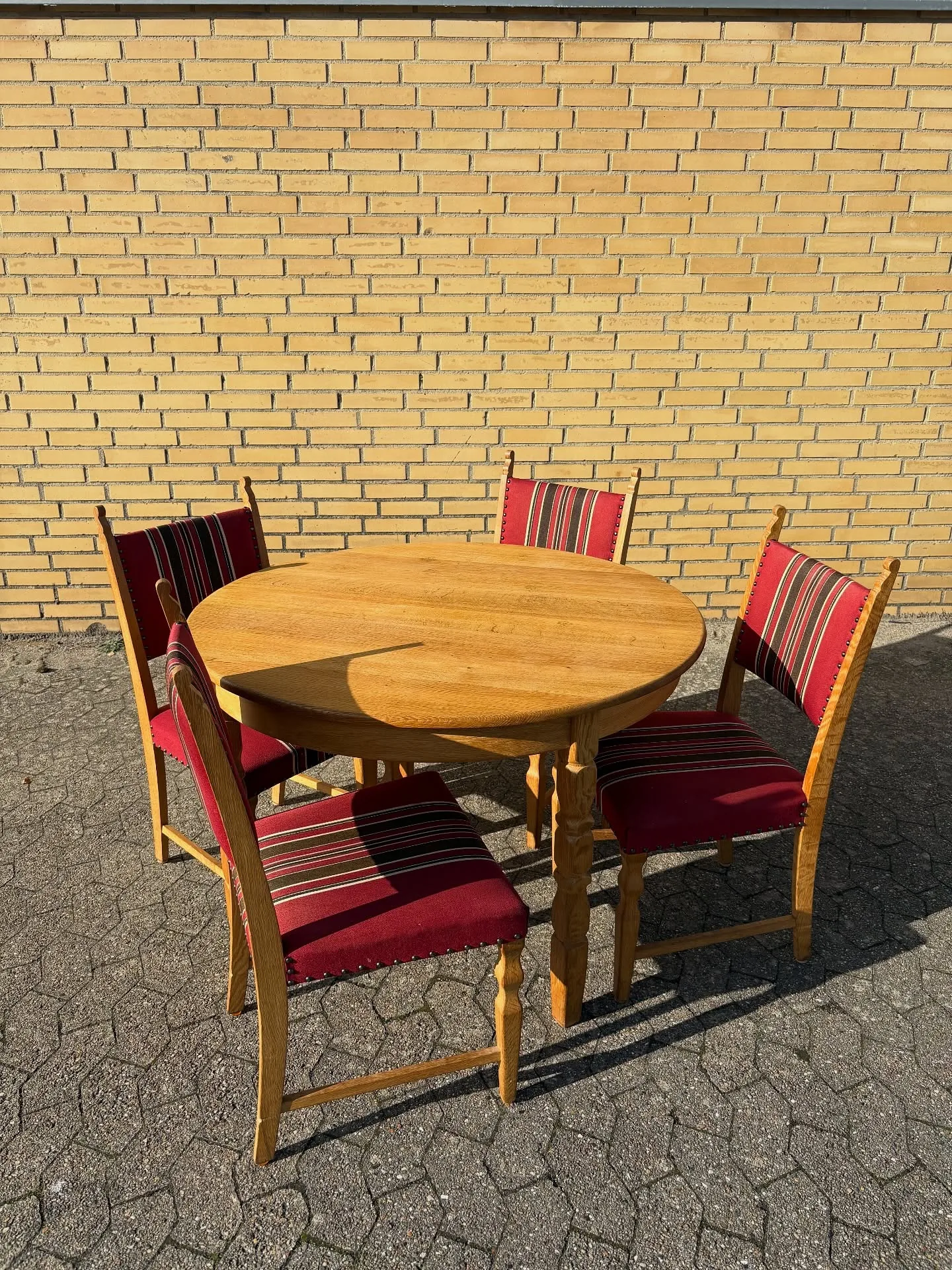 Henry Kjærnulf 

Bord og stole i eg.

Bord i massivt eg, 2 tillægsplader i finér.

Ø 110 …