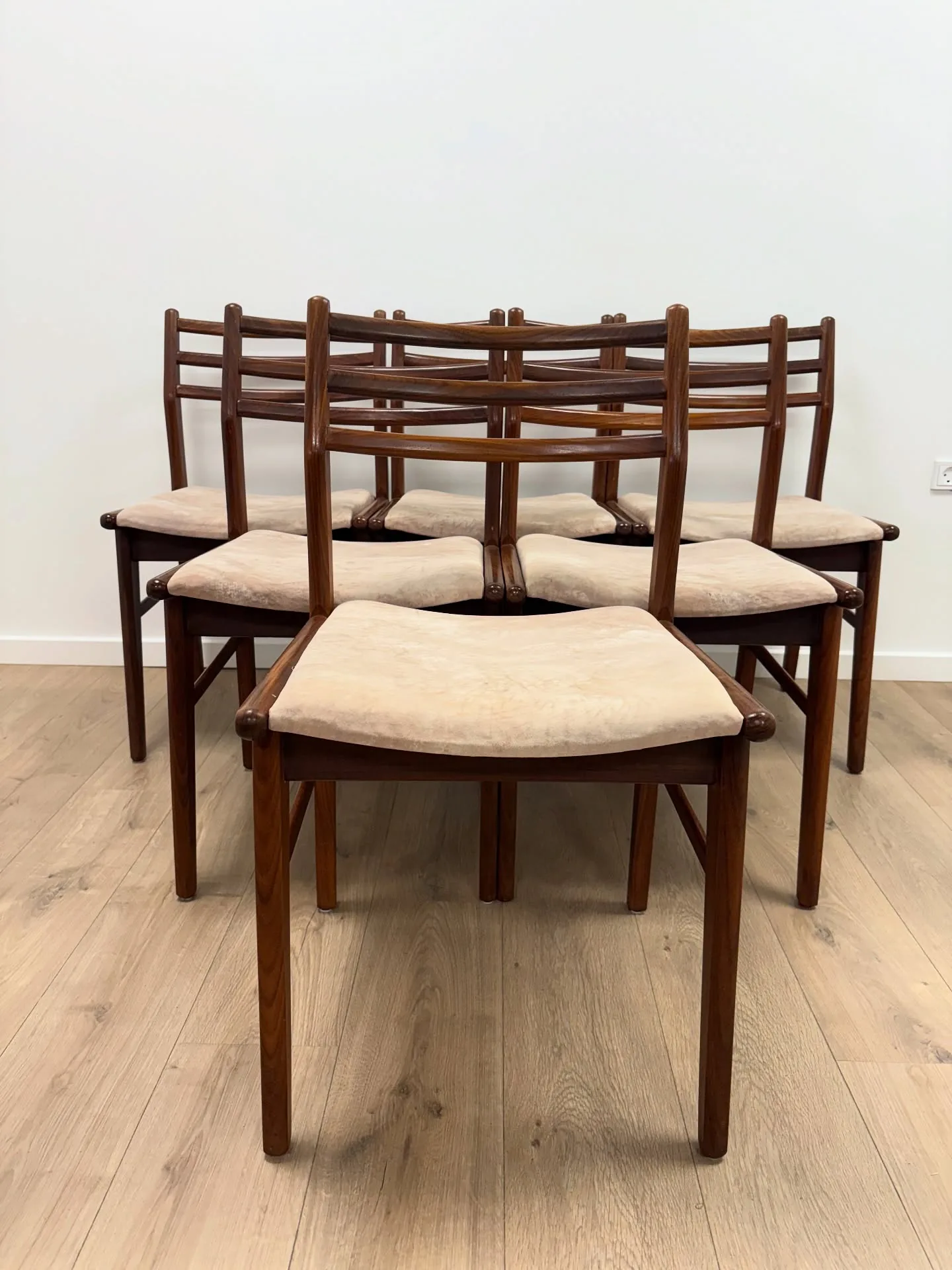 Mogens Hansen

Stole i massiv teak, designet i 1964.

6 stk. samlet 4.200,-

#teakstol #t…