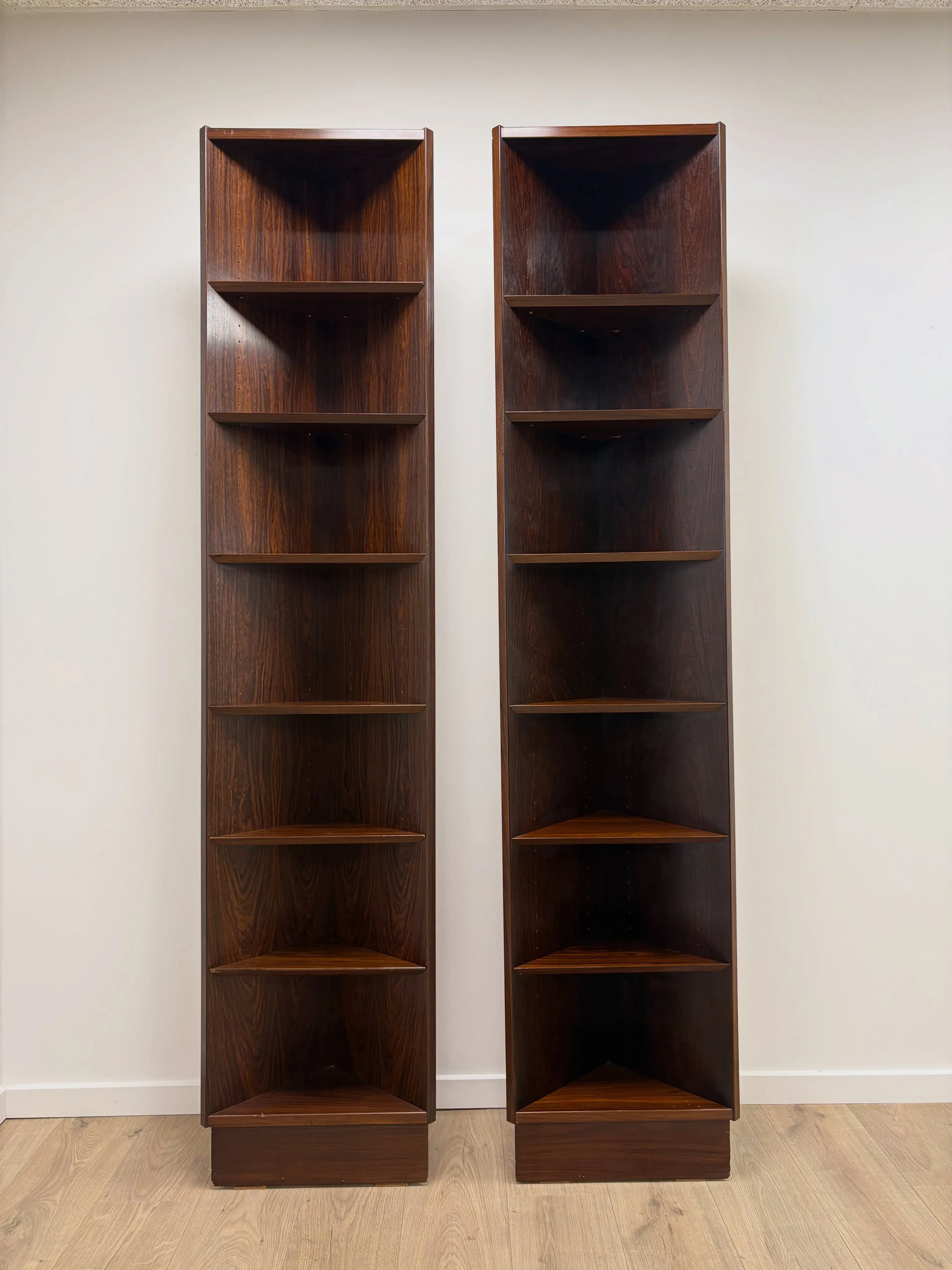 Hundevad 

Rosewood corner book shelf’s.
Adjustable shelf’s, mid century 

H 195 B 44 D 3…